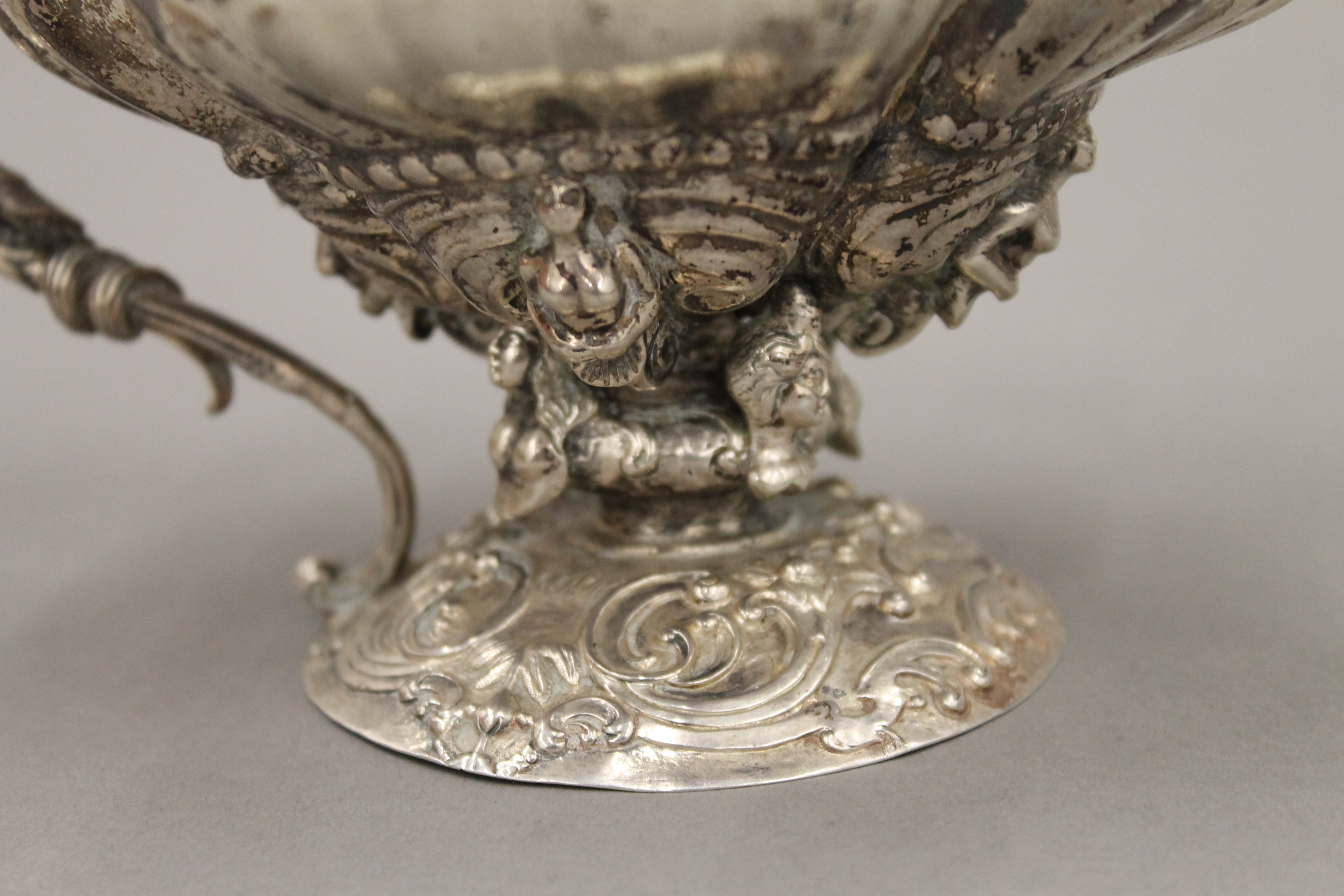 An antique Continental silver wine cup. 17.5 cm long. 337.4 grammes. - Image 3 of 4