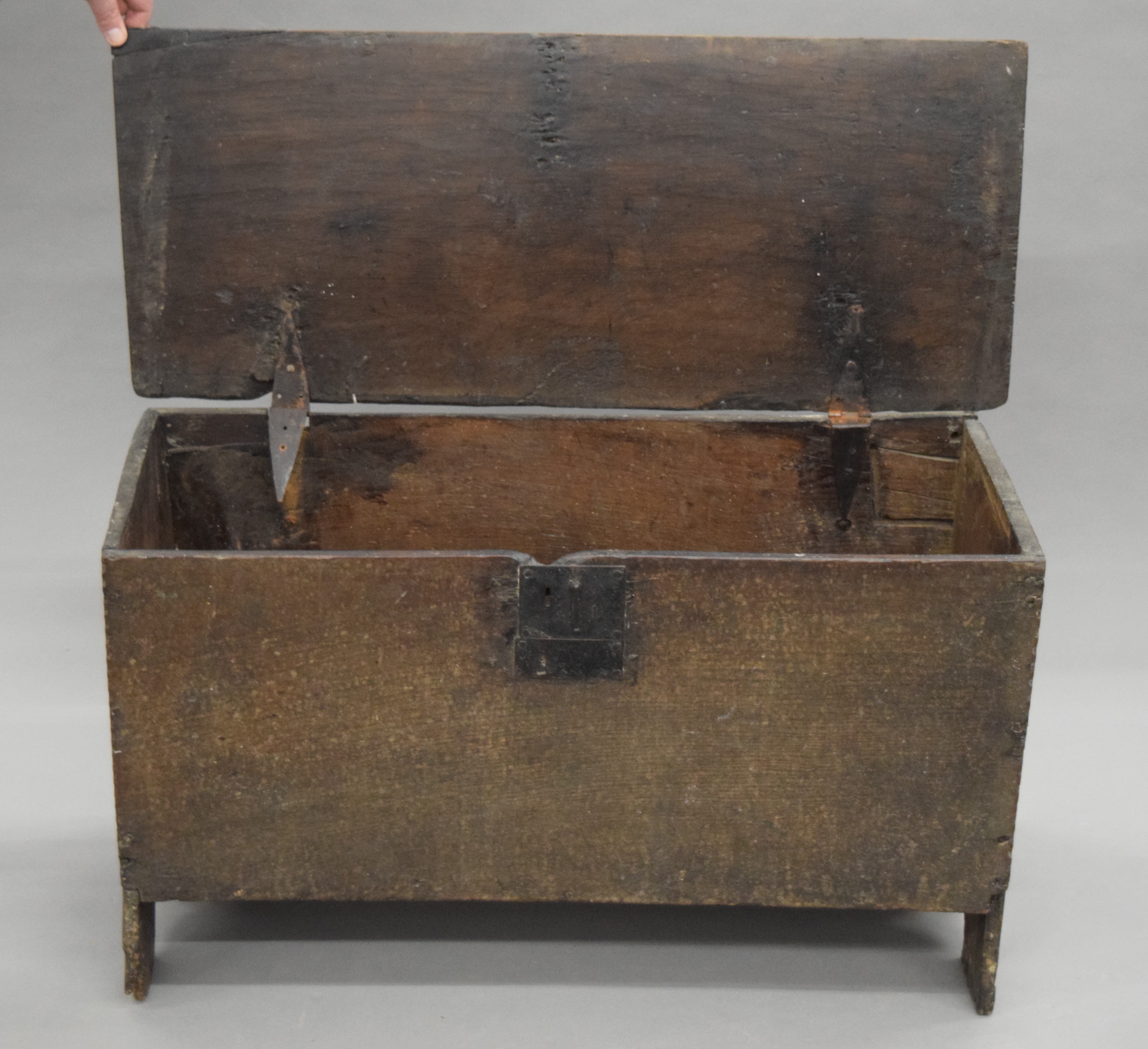 A small early 17th century oak six plank coffer. 90 cm long. - Image 5 of 7