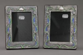 A pair of silver photograph frames. 14.5 x 19.5 cm.