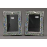 A pair of silver photograph frames. 14.5 x 19.5 cm.