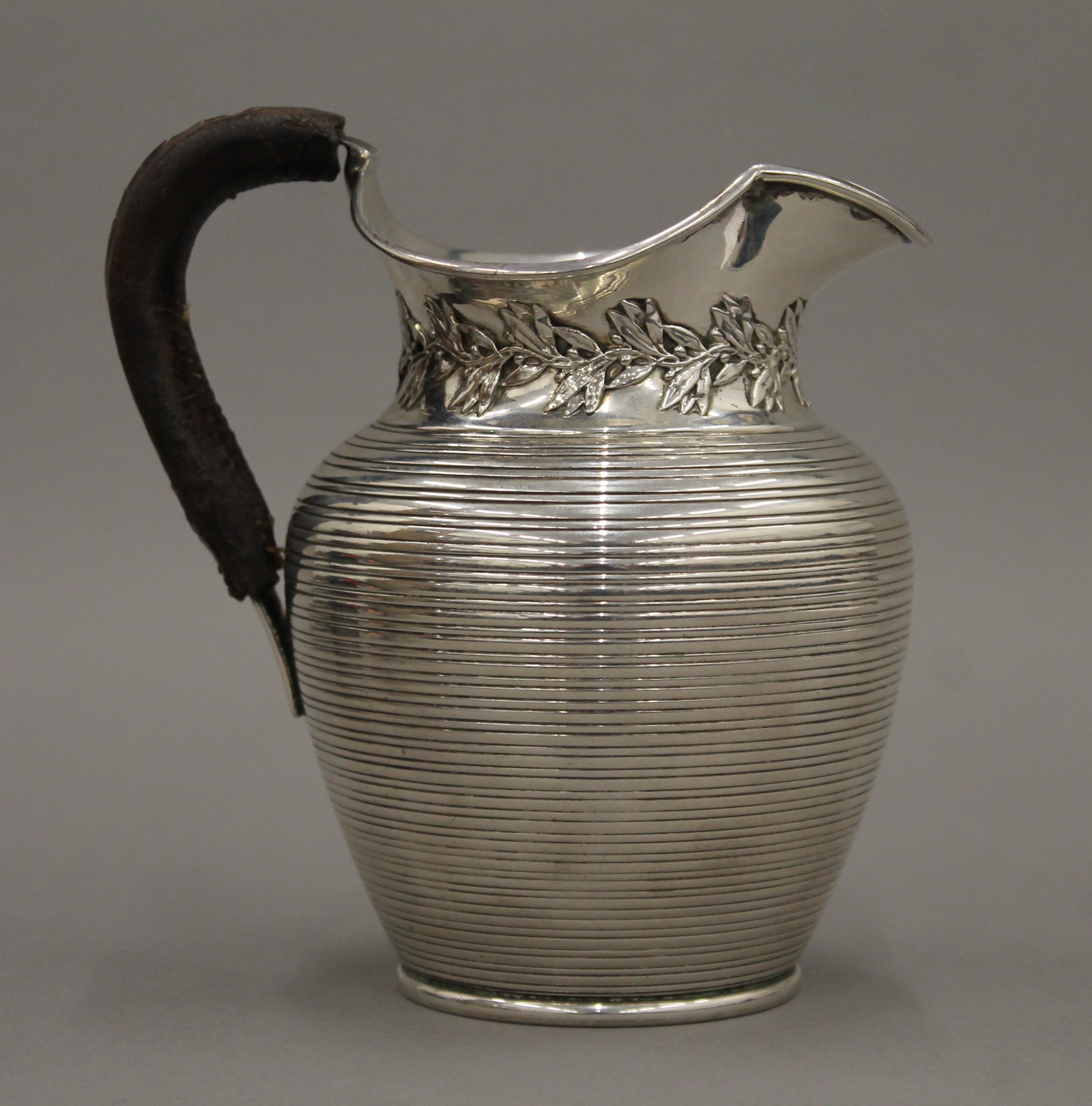 A ribbed silver jug. 14 cm high. 363.4 grammes total weight. - Bild 2 aus 5