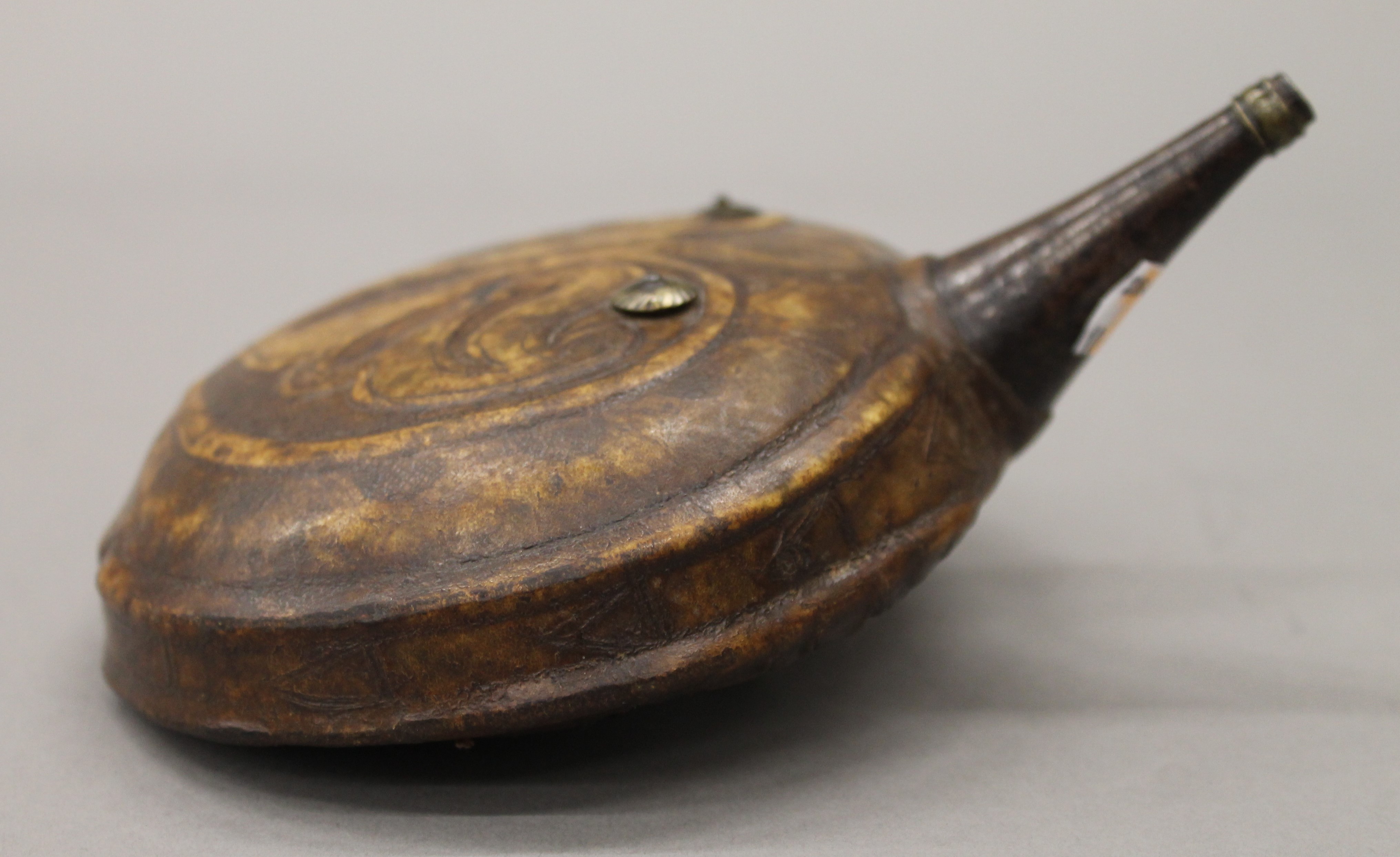 A 19th century Persian hide covered shot flask. 16.5 cm wide. - Bild 3 aus 5