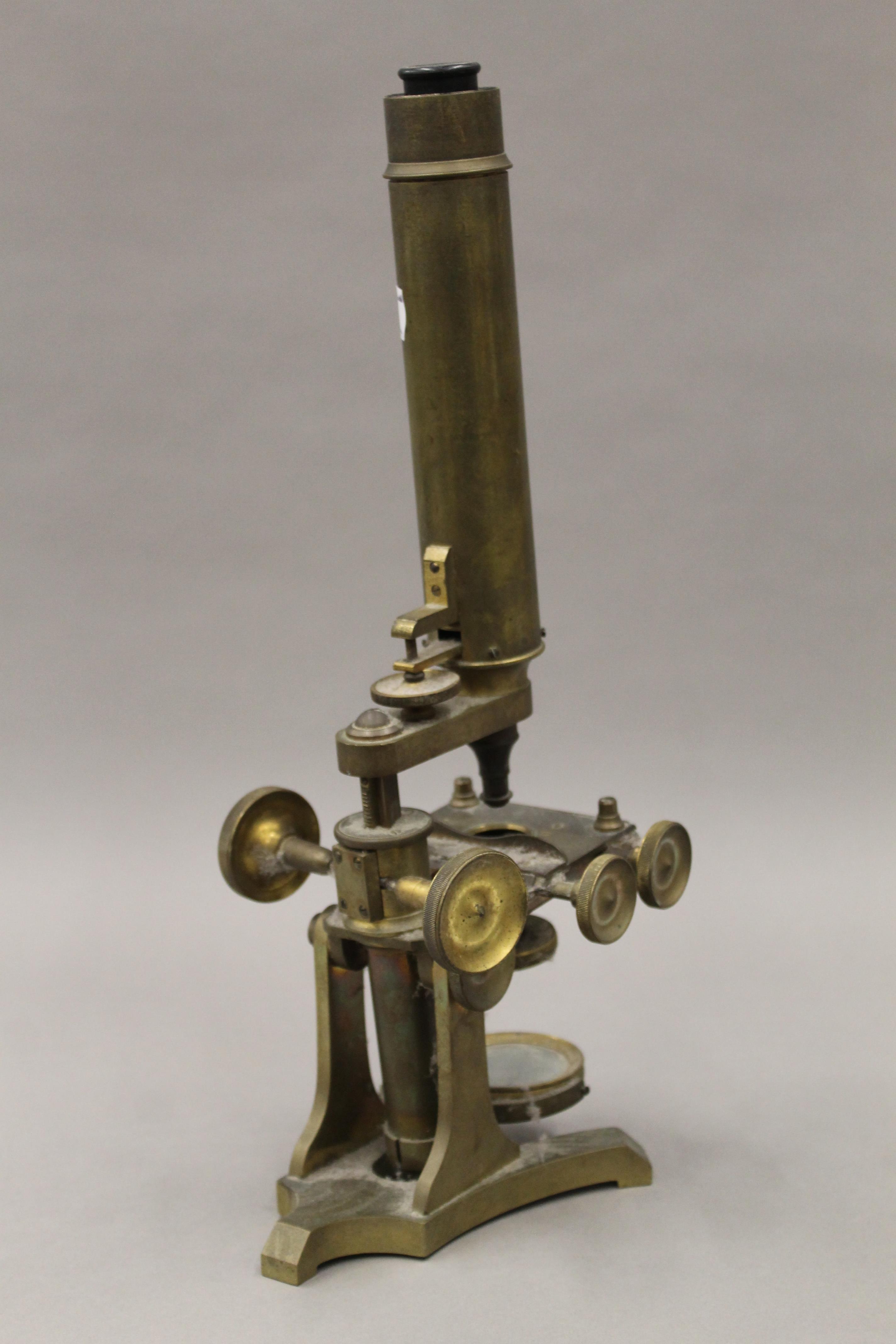 A Victorian brass microscope. 37.5 cm high. - Image 4 of 5