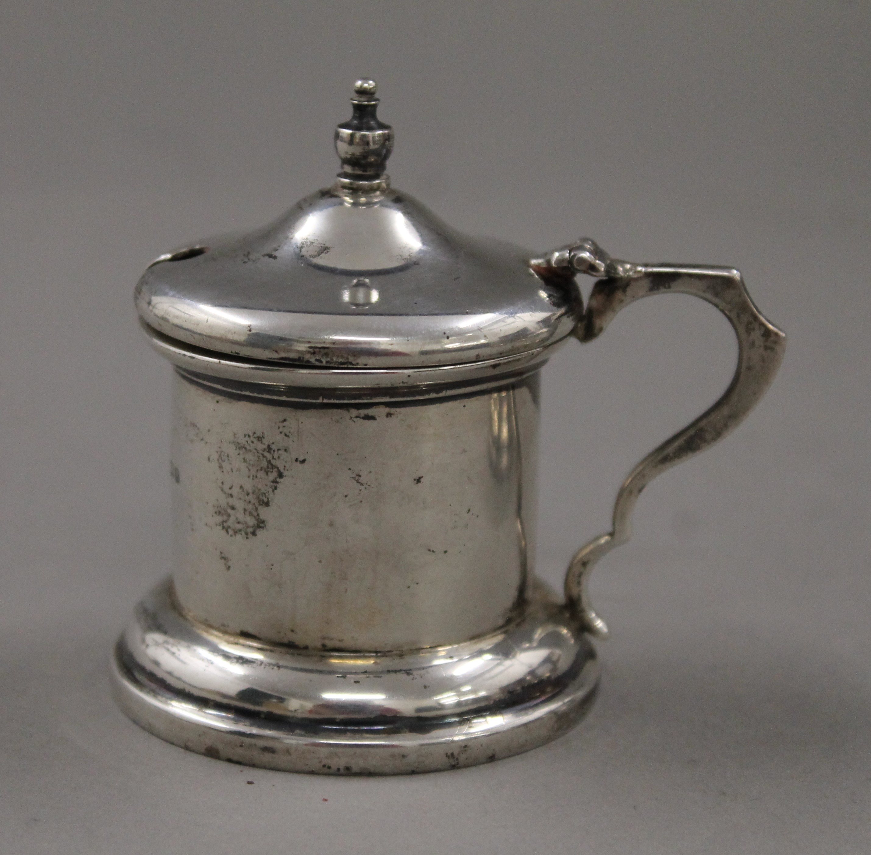 A pair of silver mustard pots. 7.5 cm high. 225.6 grammes. - Image 3 of 4