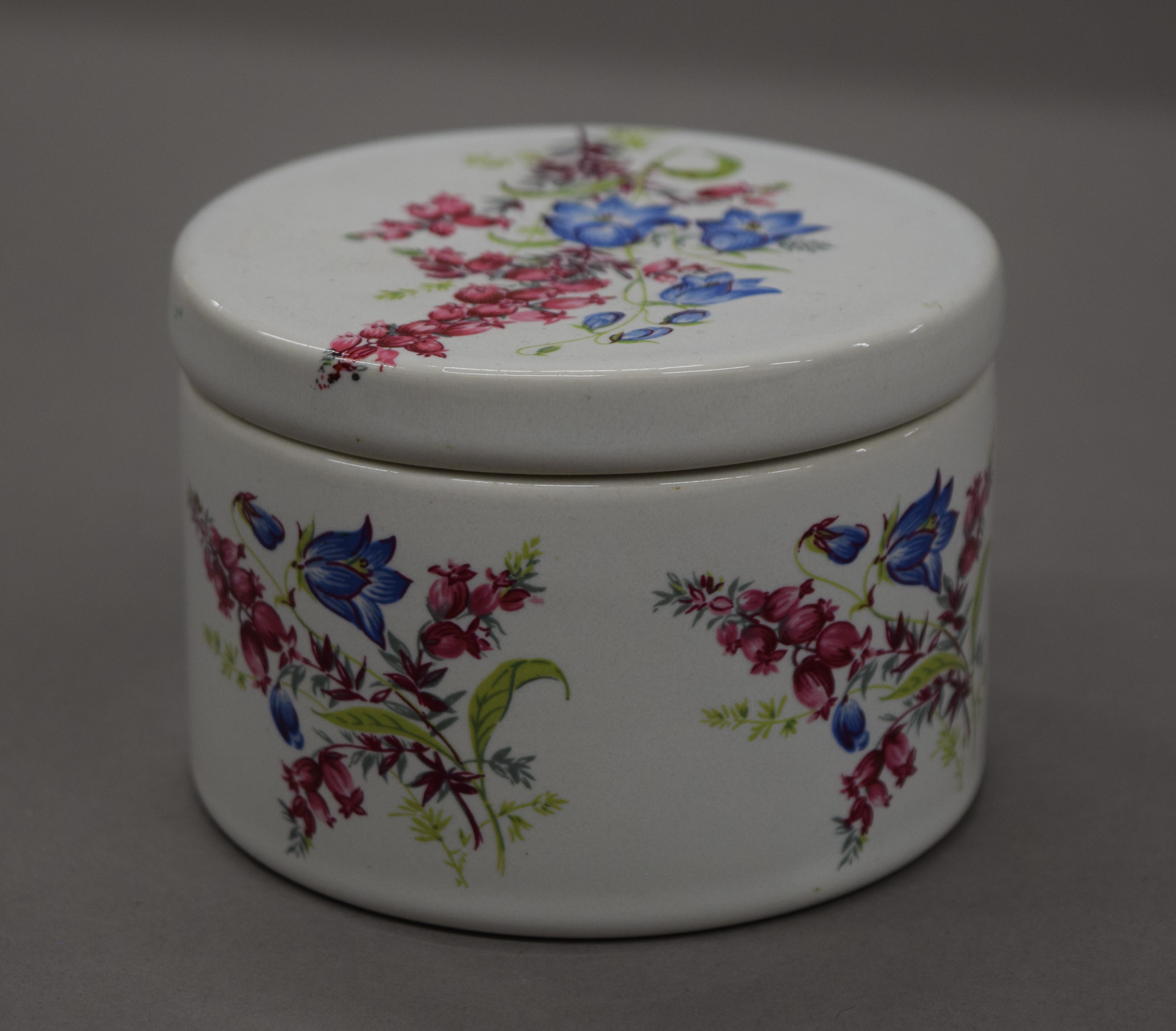 A quantity of miscellaneous ceramics, including Aynsley and Christine Cano hand painted plates. - Image 9 of 16