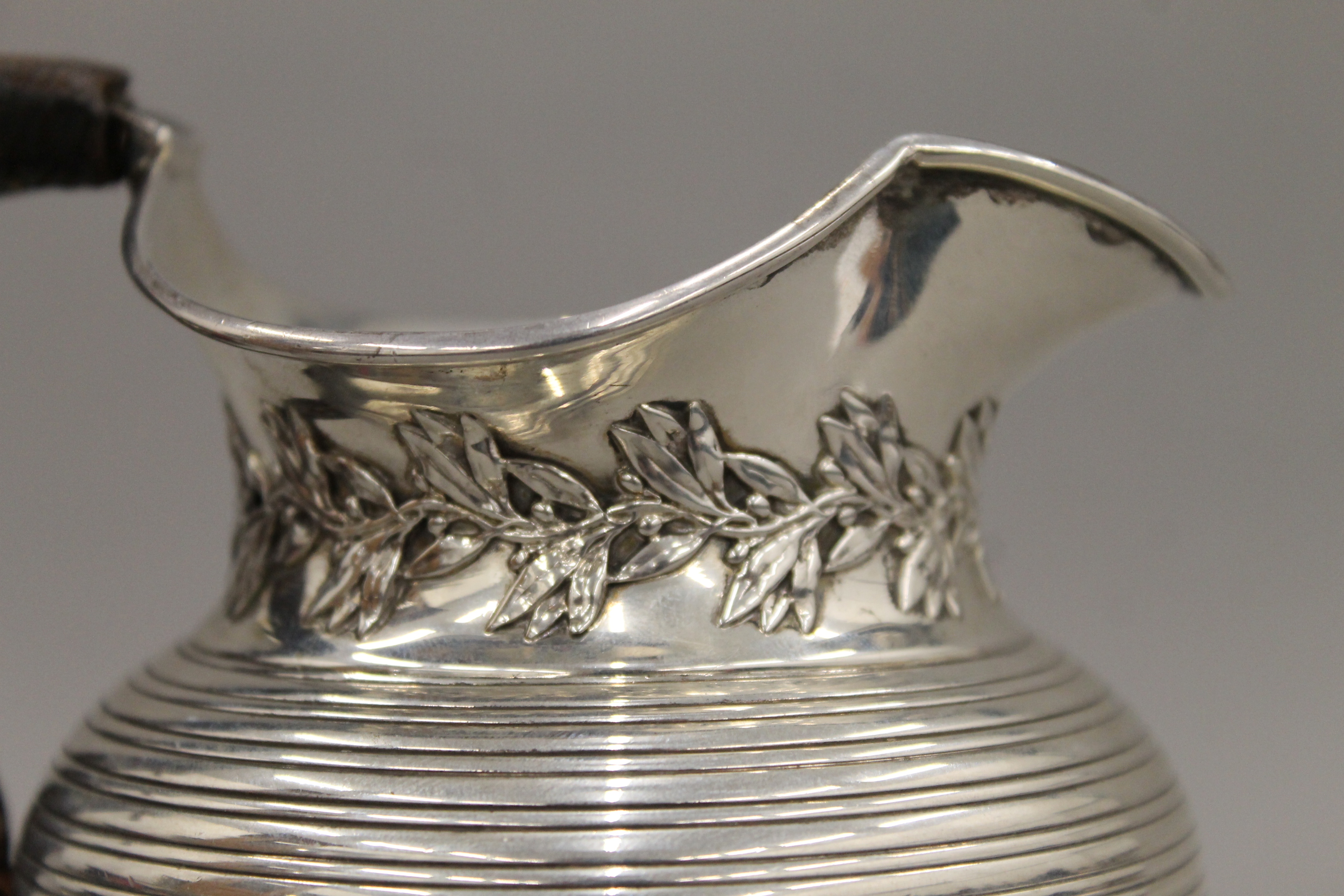 A ribbed silver jug. 14 cm high. 363.4 grammes total weight. - Image 3 of 5