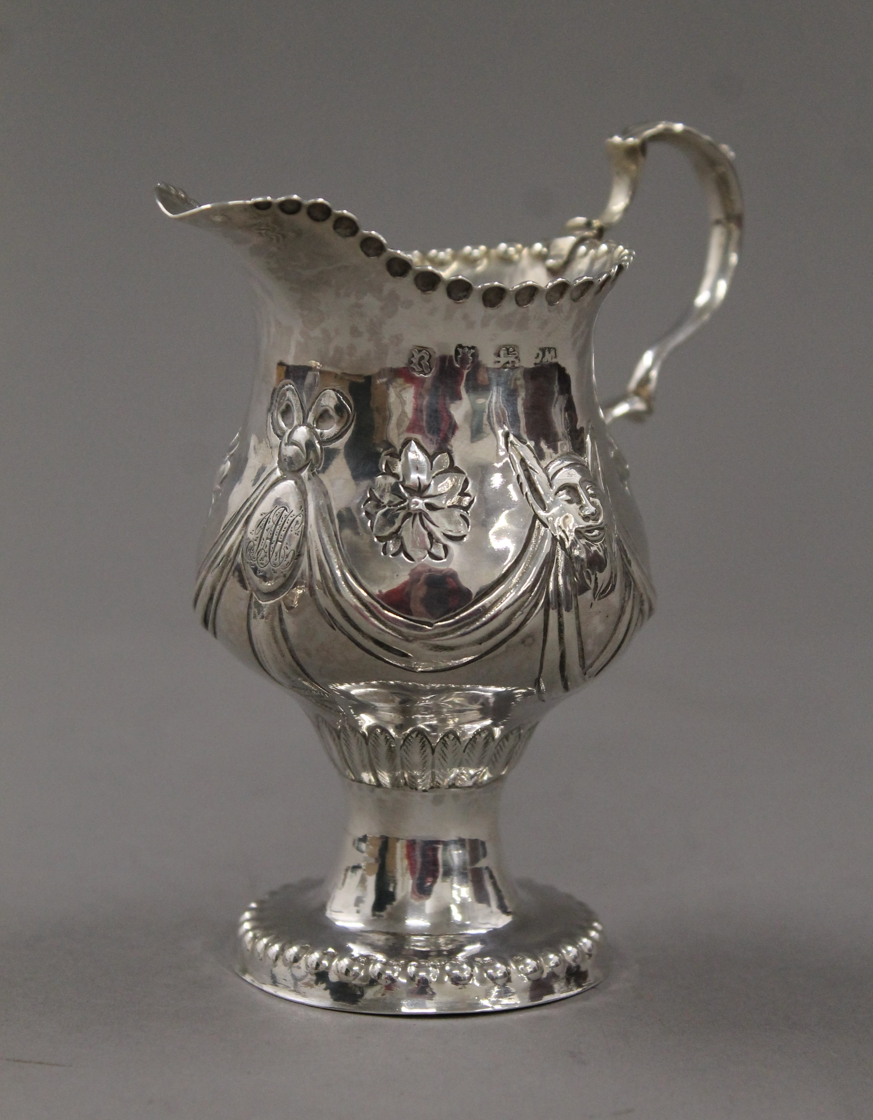 An embossed Georgian silver cream jug. 10.5 cm high. 91.5 grammes. - Image 2 of 5