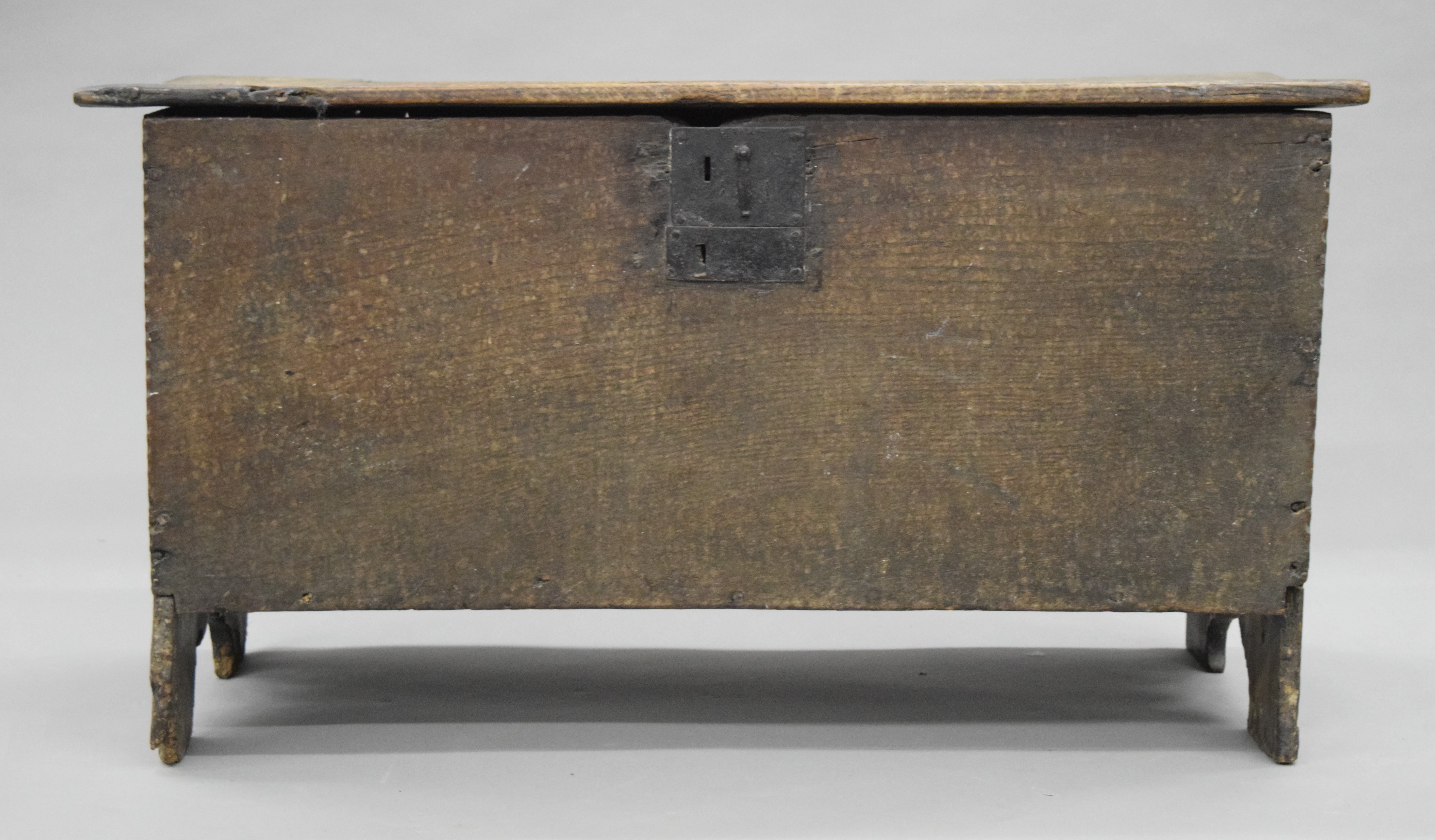 A small early 17th century oak six plank coffer. 90 cm long. - Image 2 of 7