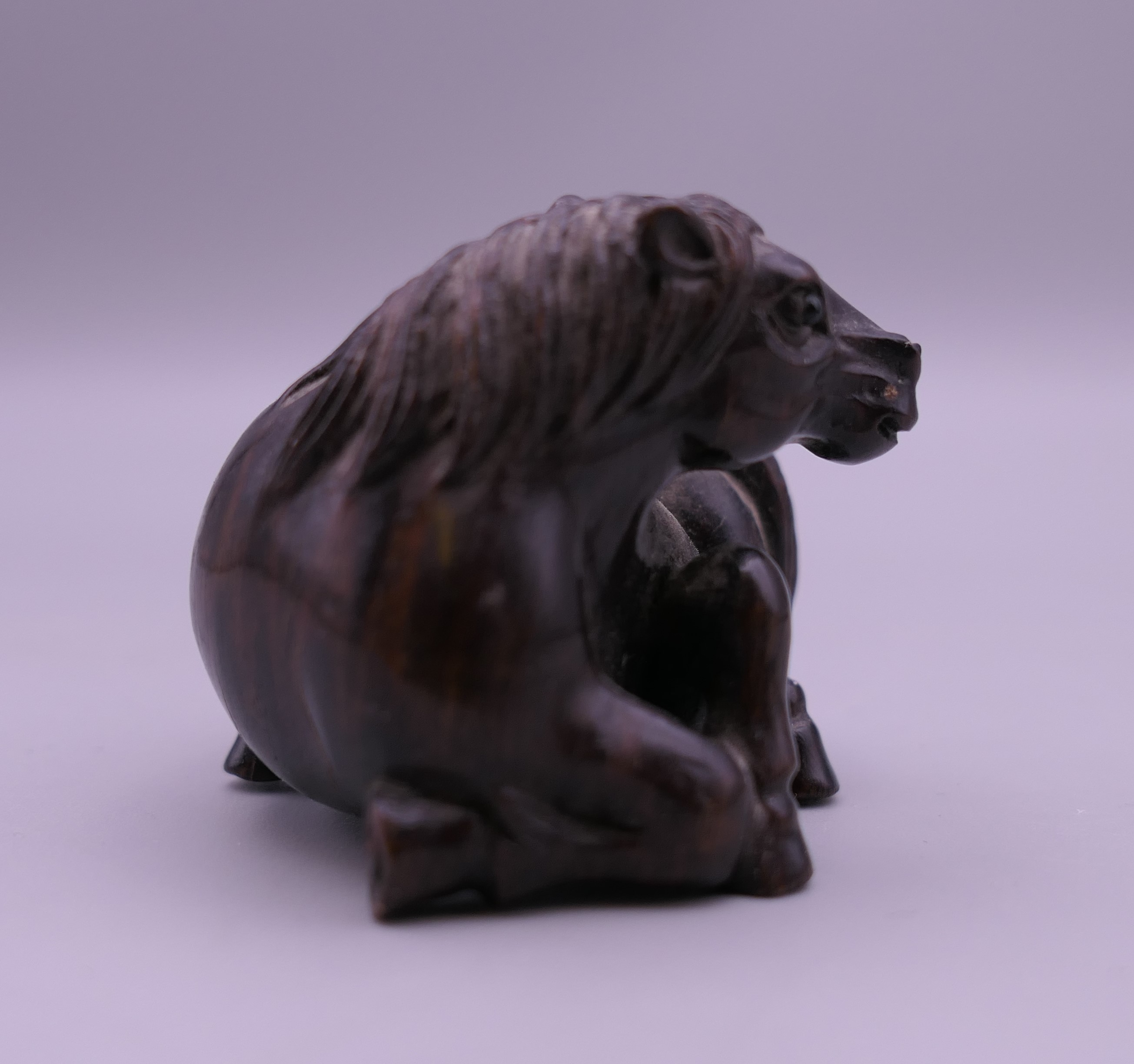 A carved wooden netsuke formed as a horse. 3.5 cm high. - Image 4 of 5