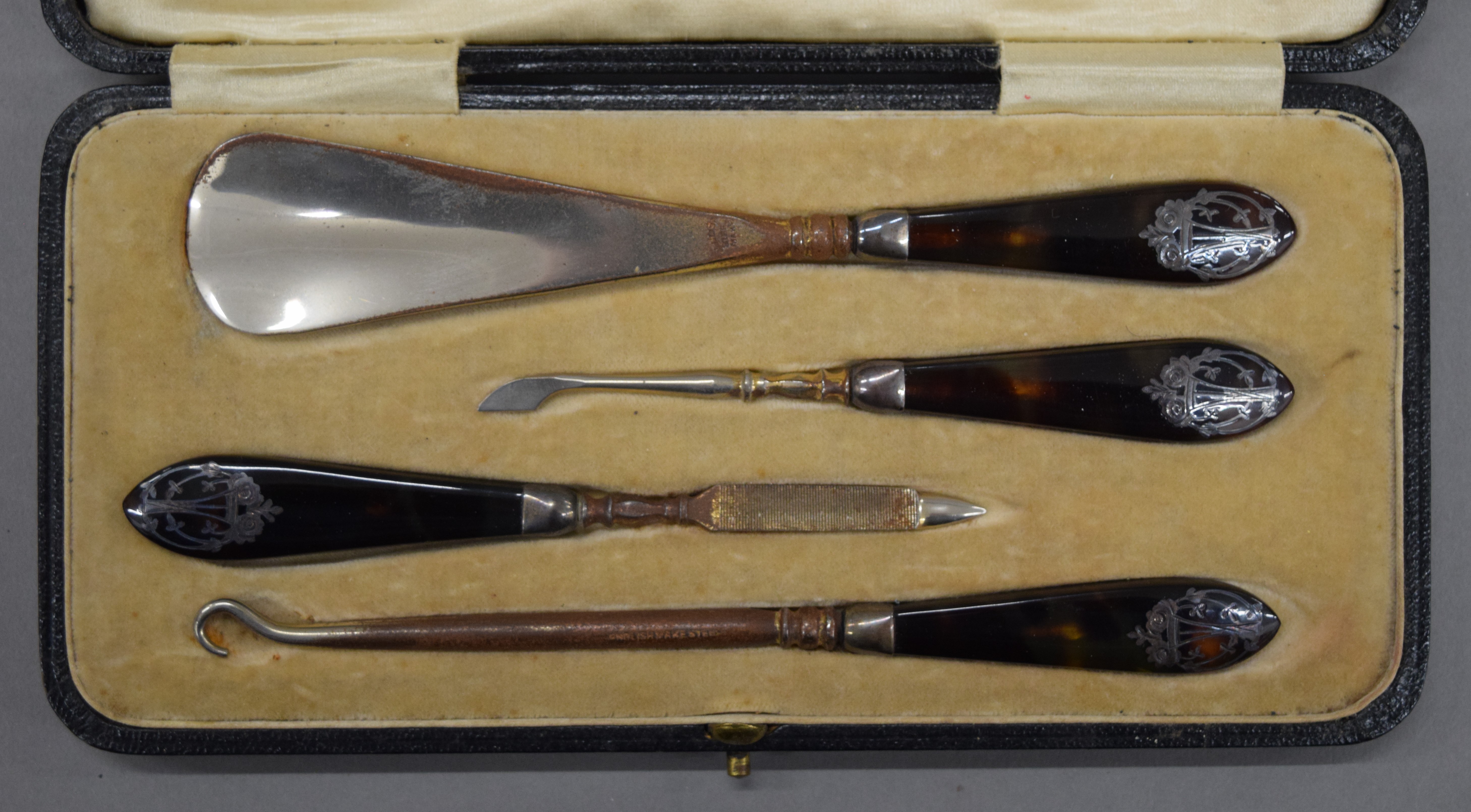 A tortoiseshell handled vanity set, two pairs of mother-of-pearl opera glasses, - Image 23 of 29