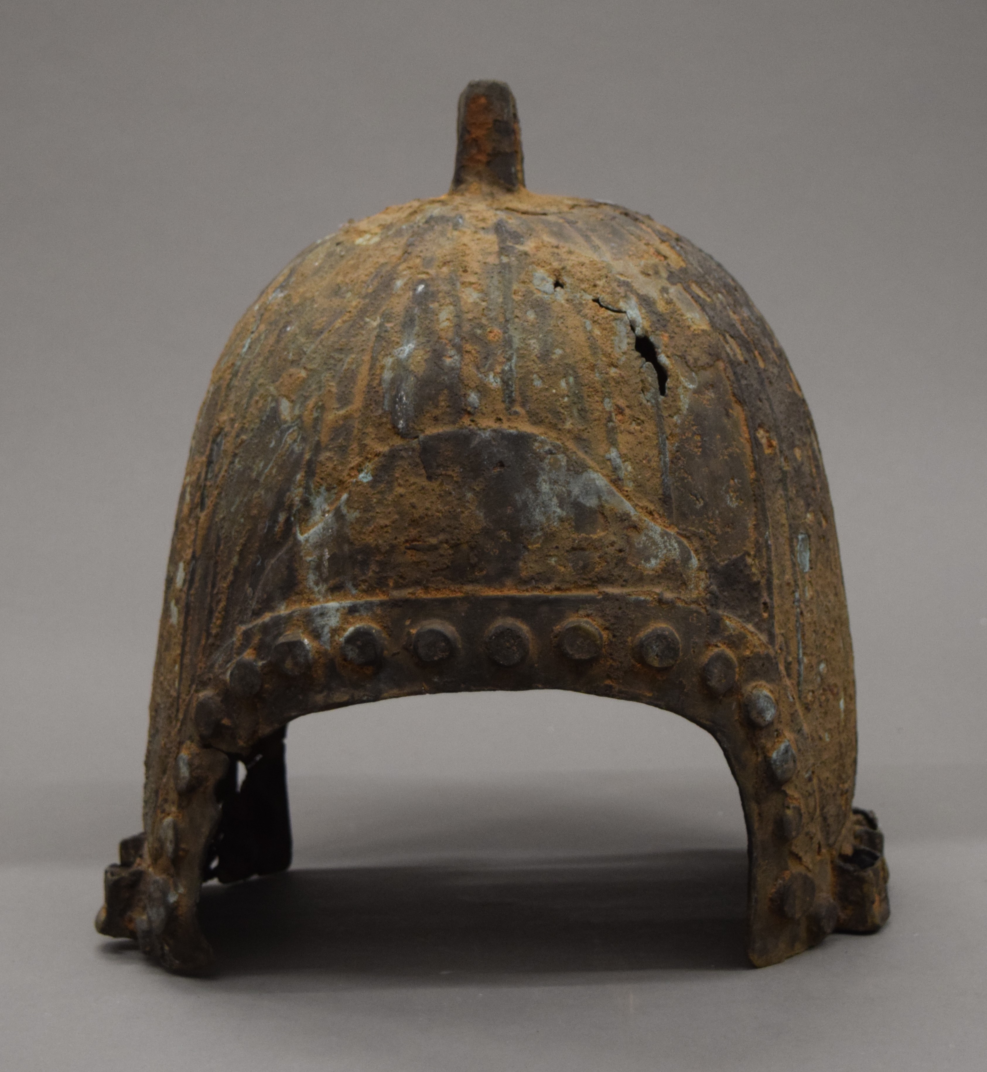An antique helmet, possibly Chinese. 28 cm high. - Bild 2 aus 5