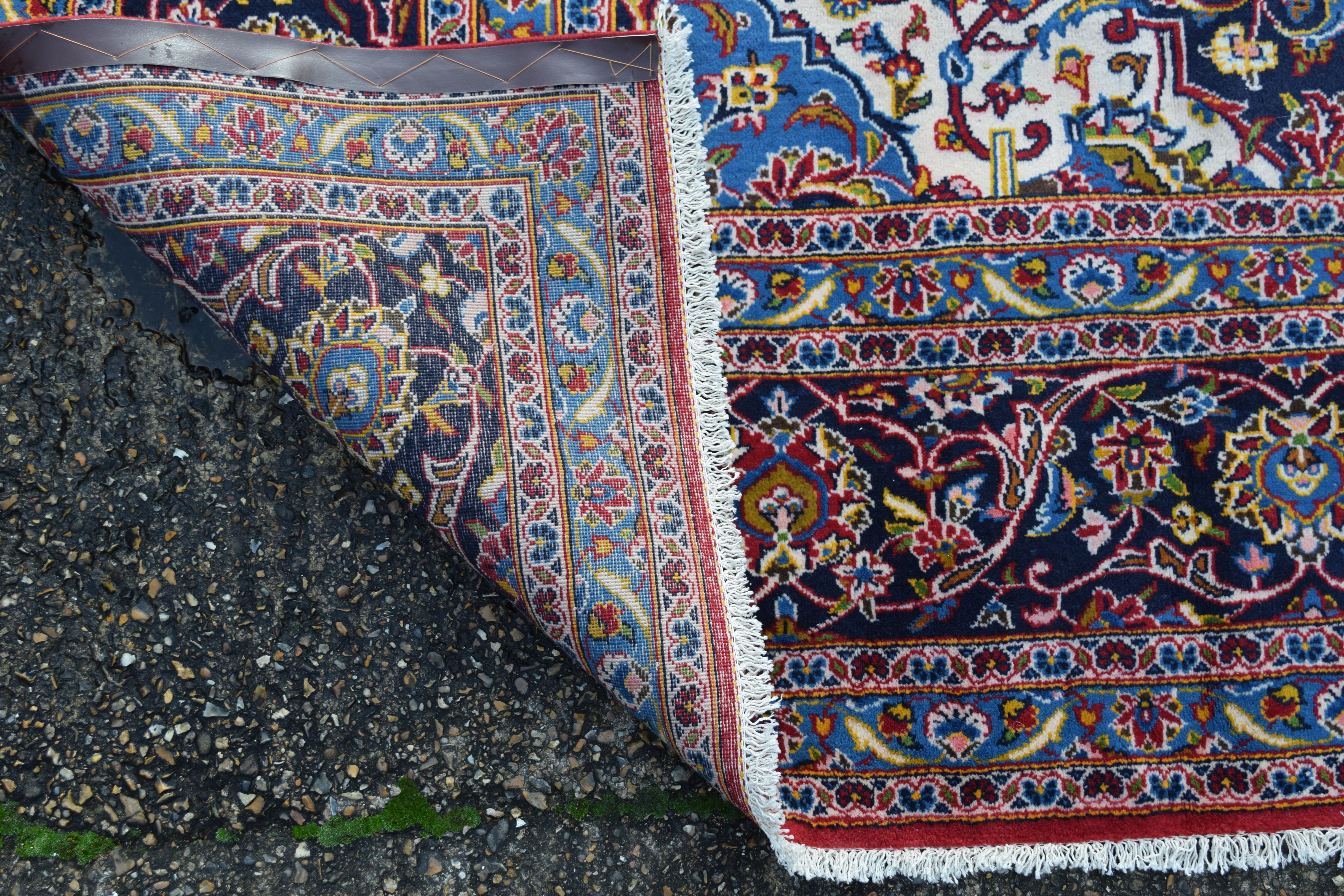 A Kashan carpet. 403 x 310 cm. - Image 3 of 3