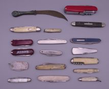 A collection of various penknives, etc.