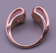 A silver gilt and rose quartz ring. Ring size N.