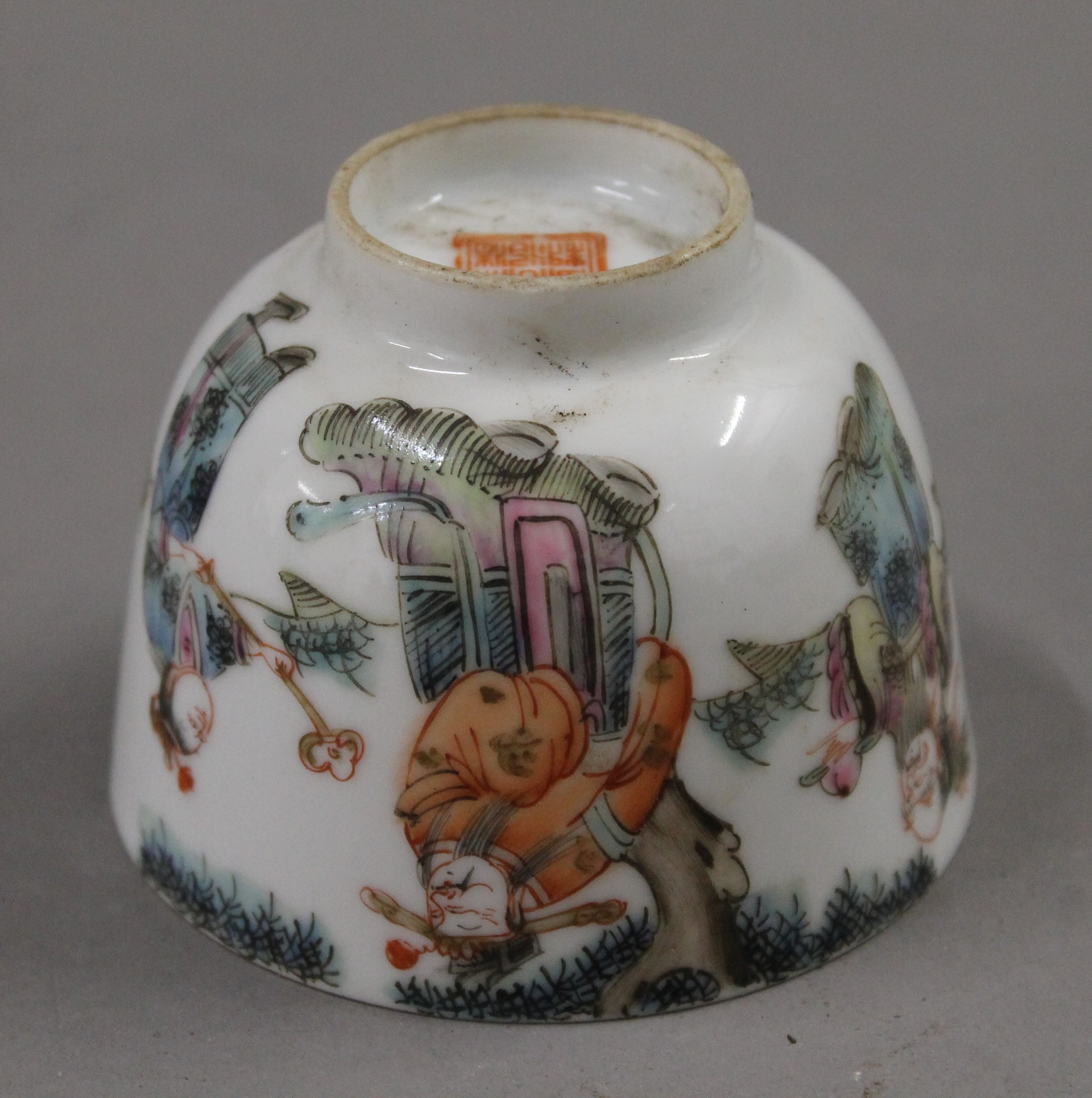 A Chinese porcelain tea bowl. 8.25 cm diameter. - Image 6 of 9