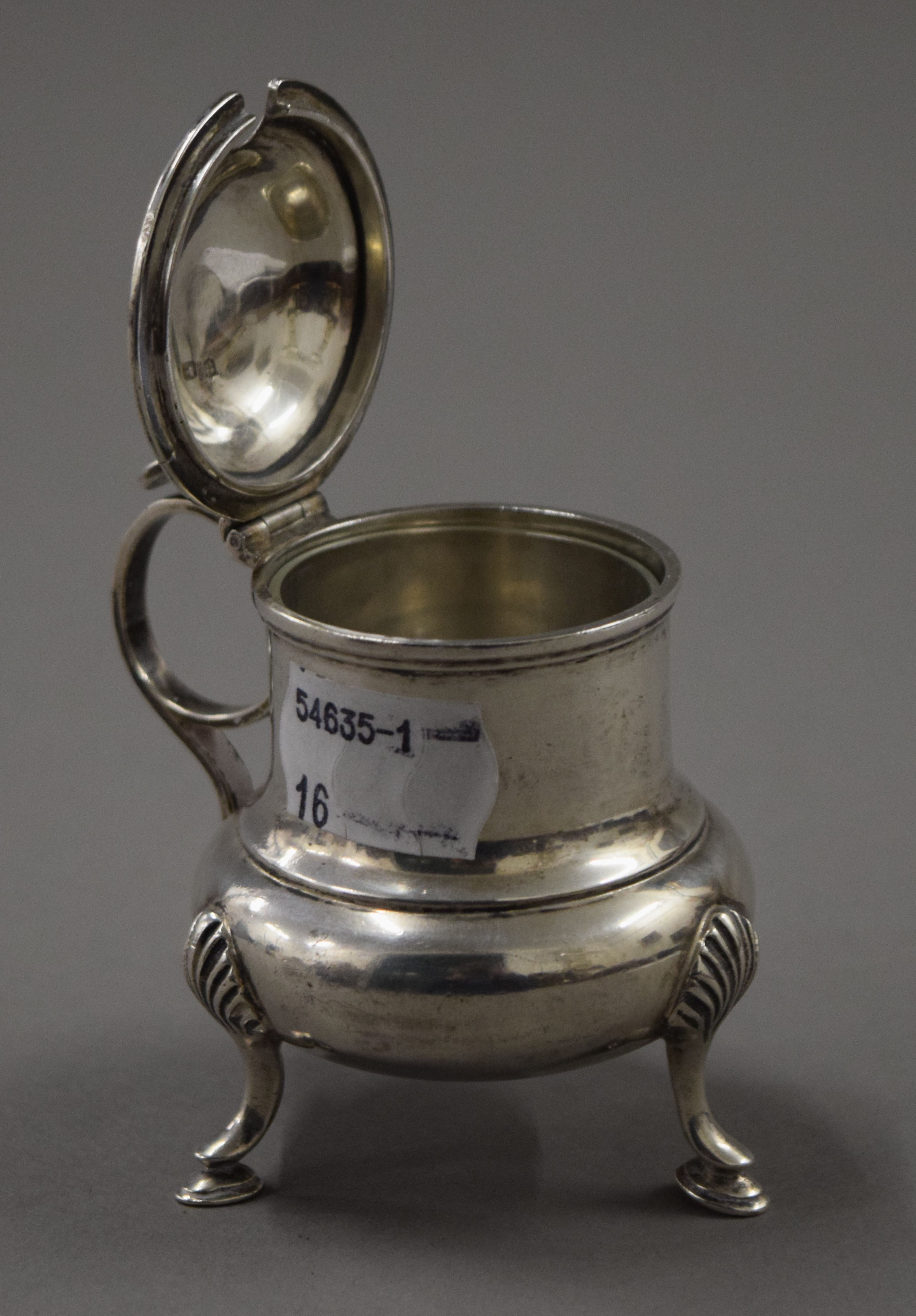 A silver mustard pot and an 835 silver beaker. The latter 8 cm high. 173.2 grammes. - Image 8 of 9