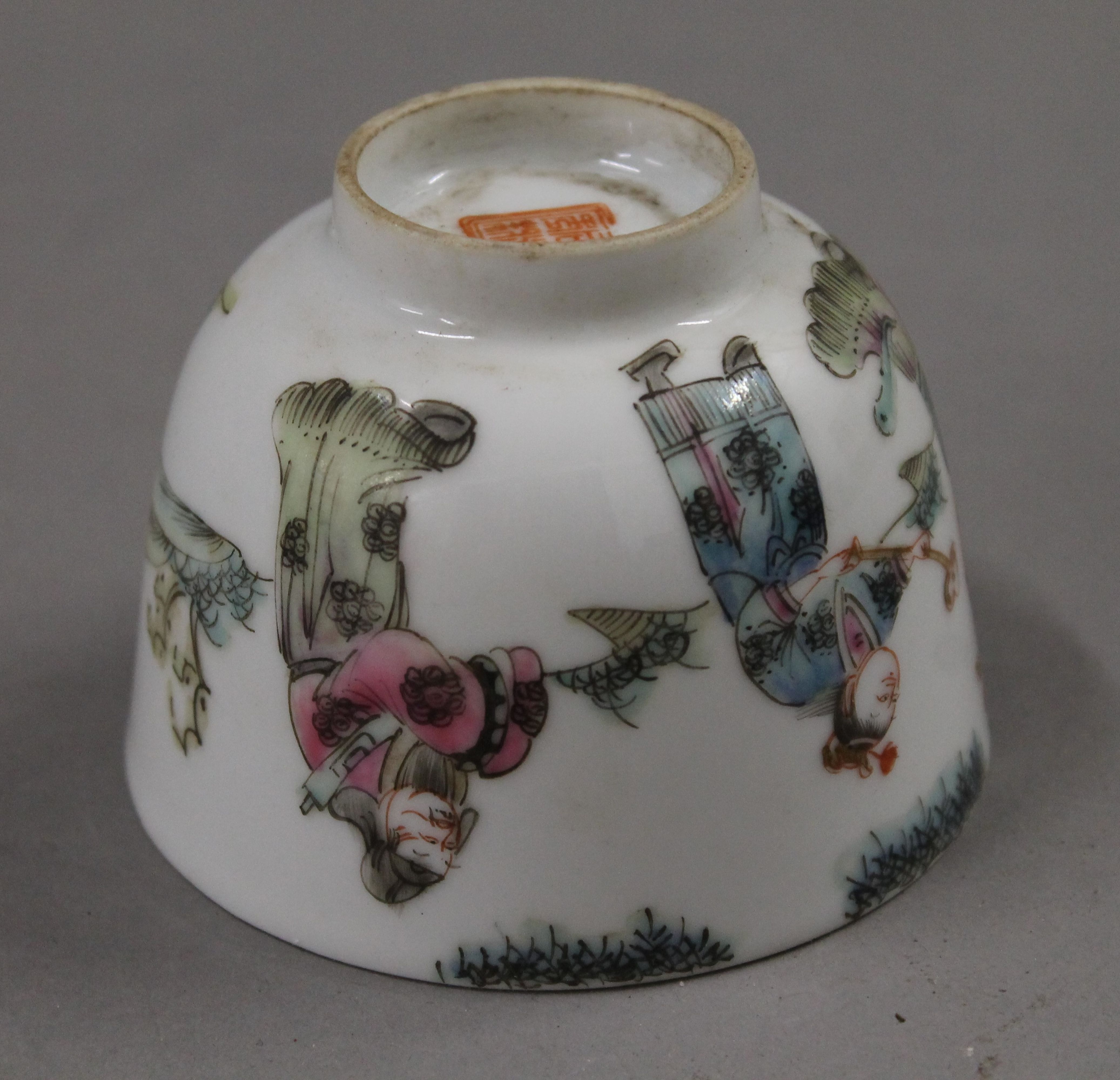 A Chinese porcelain tea bowl. 8.25 cm diameter. - Image 5 of 9