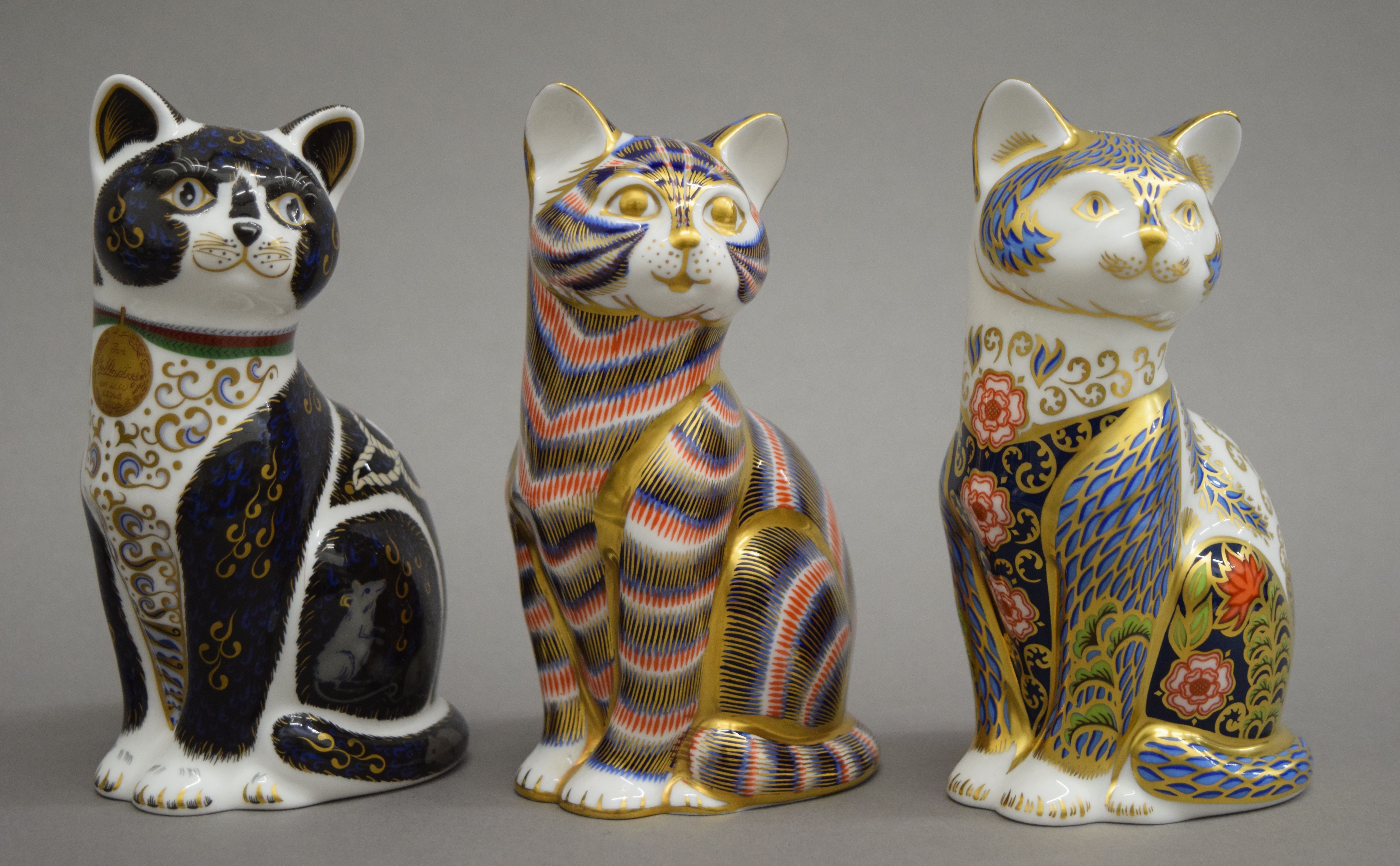 A collection of Royal Crown Derby cat form paperweights. The largest 13 cm high. - Image 3 of 8
