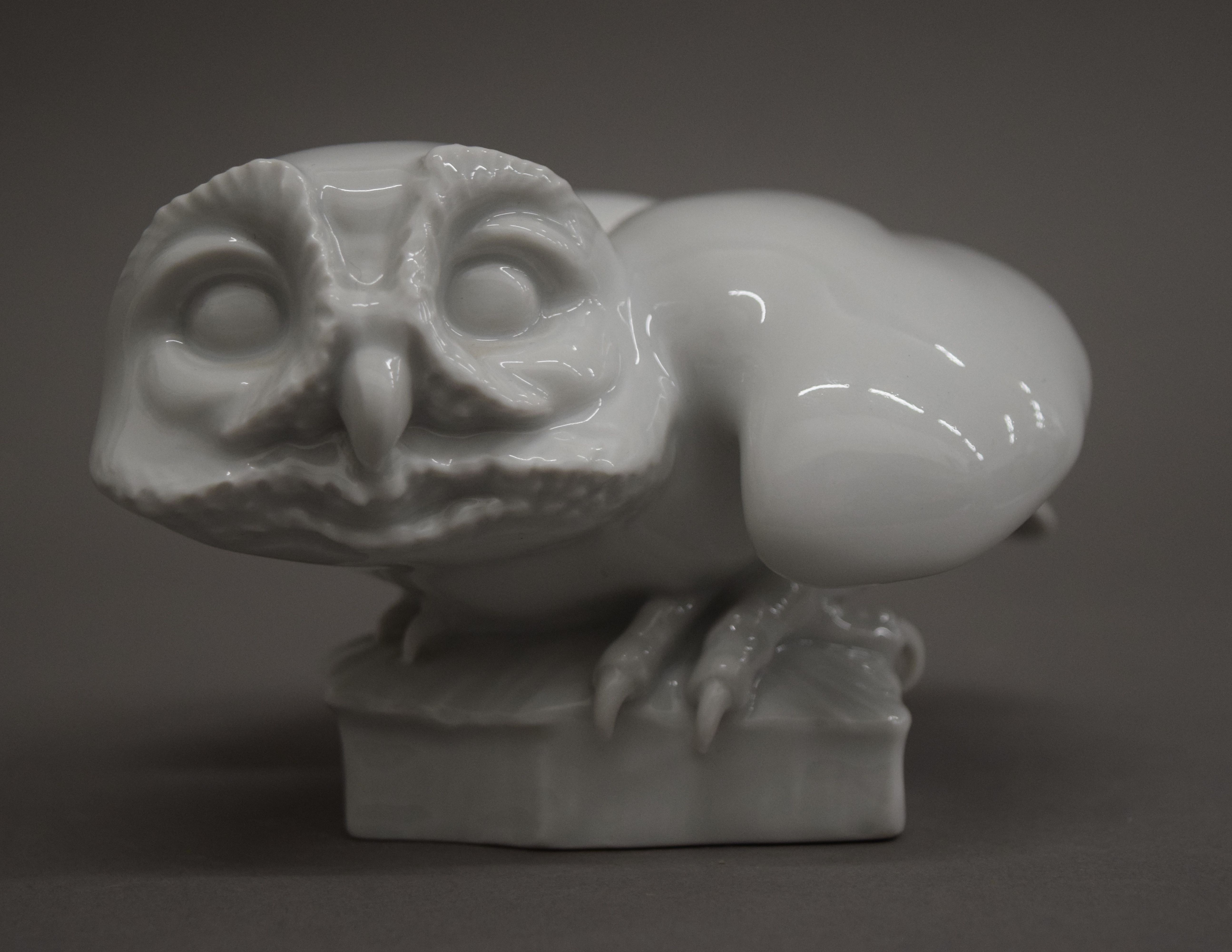 Two Meissen blanc de chine models of owls. The largest 15 cm high. - Image 5 of 6