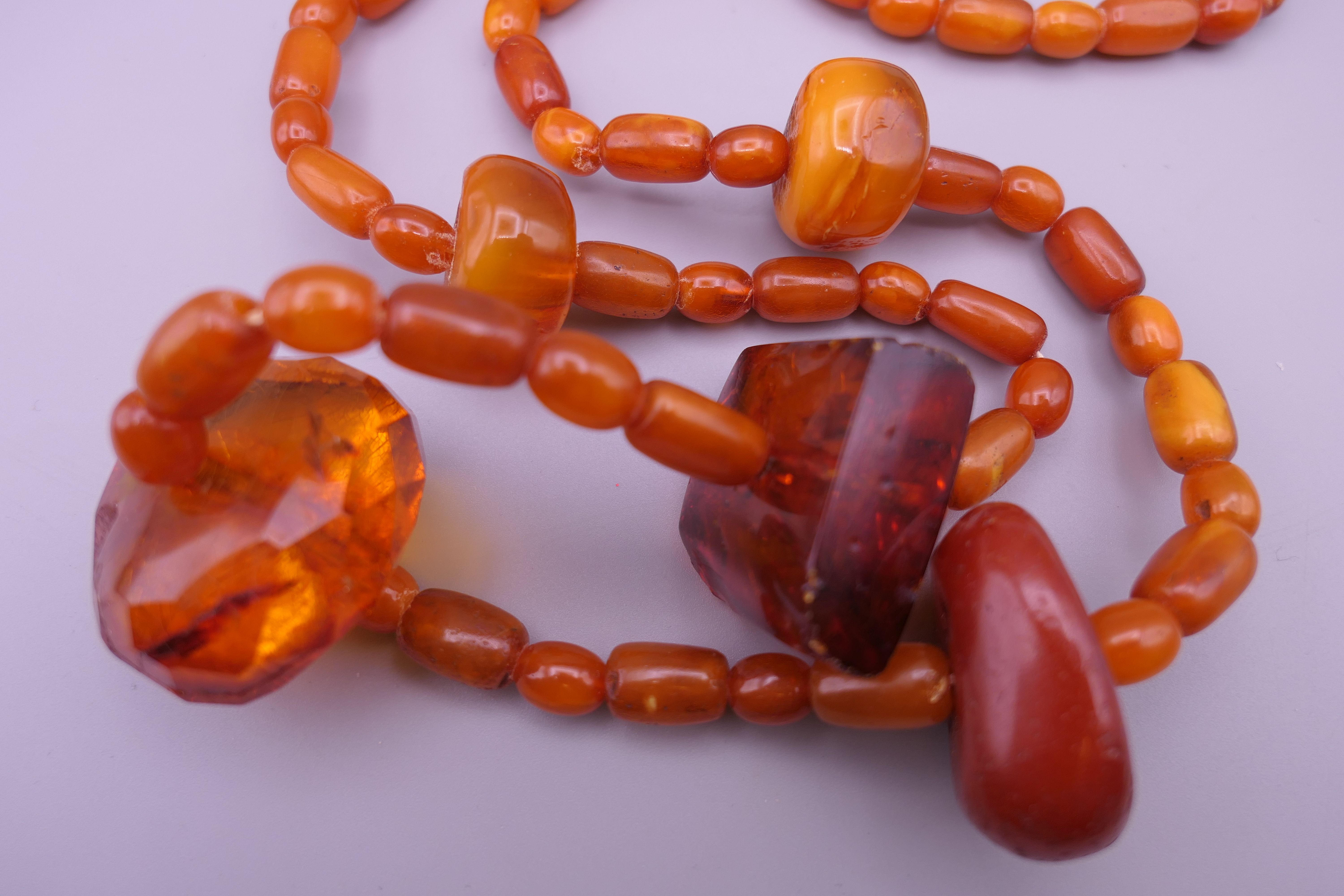 An amber necklace. 74 cm long. - Image 3 of 4