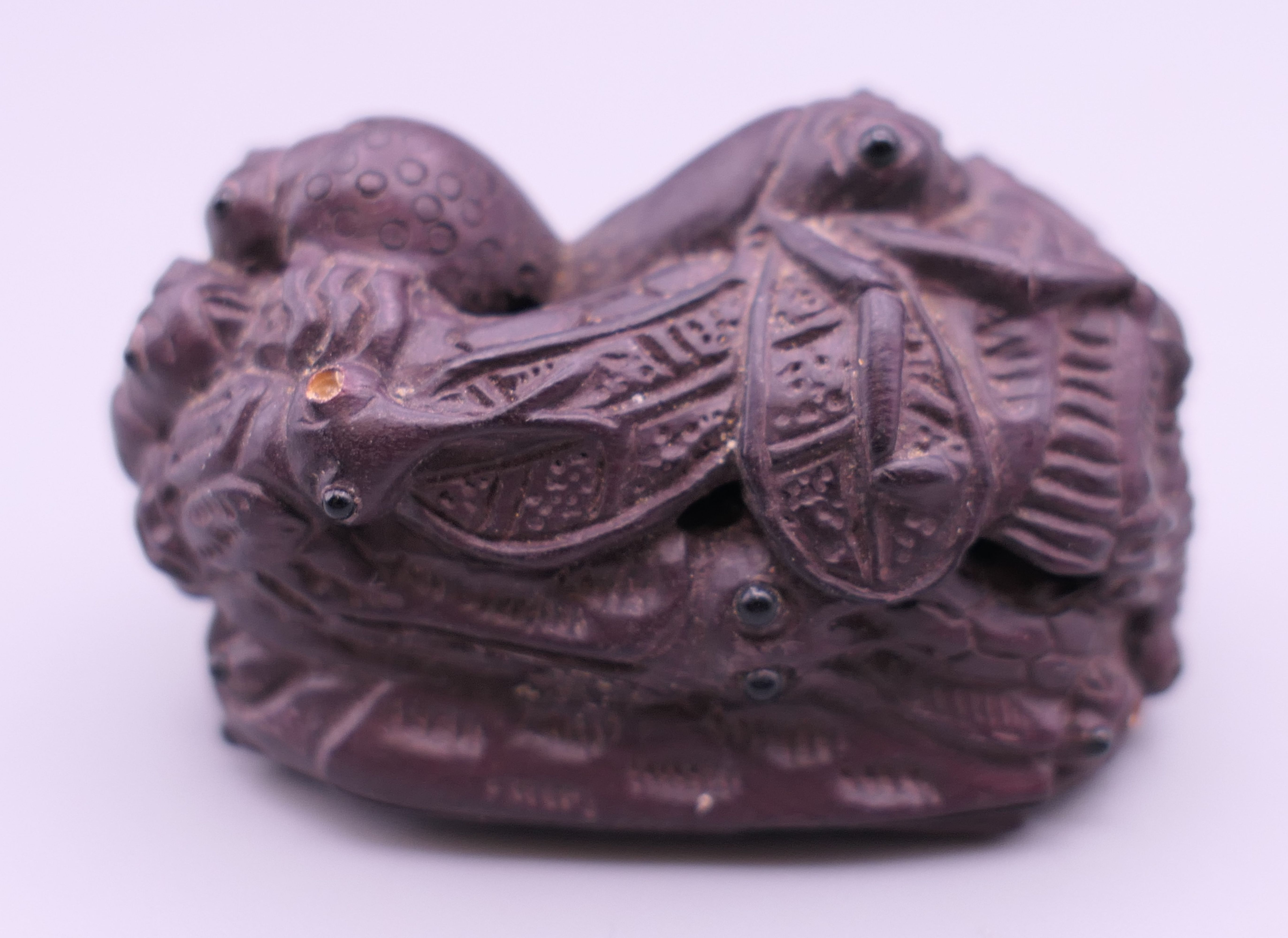 A netsuke formed as insects. 4.75 cm wide. - Image 2 of 4