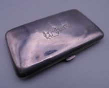 A 900 silver cigarette case with engraved crest (crest matching with previous lot). 5 cm wide. 66.