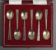 A cased set of silver coffee spoons and a set of silver teaspoons. 103.3 grammes.