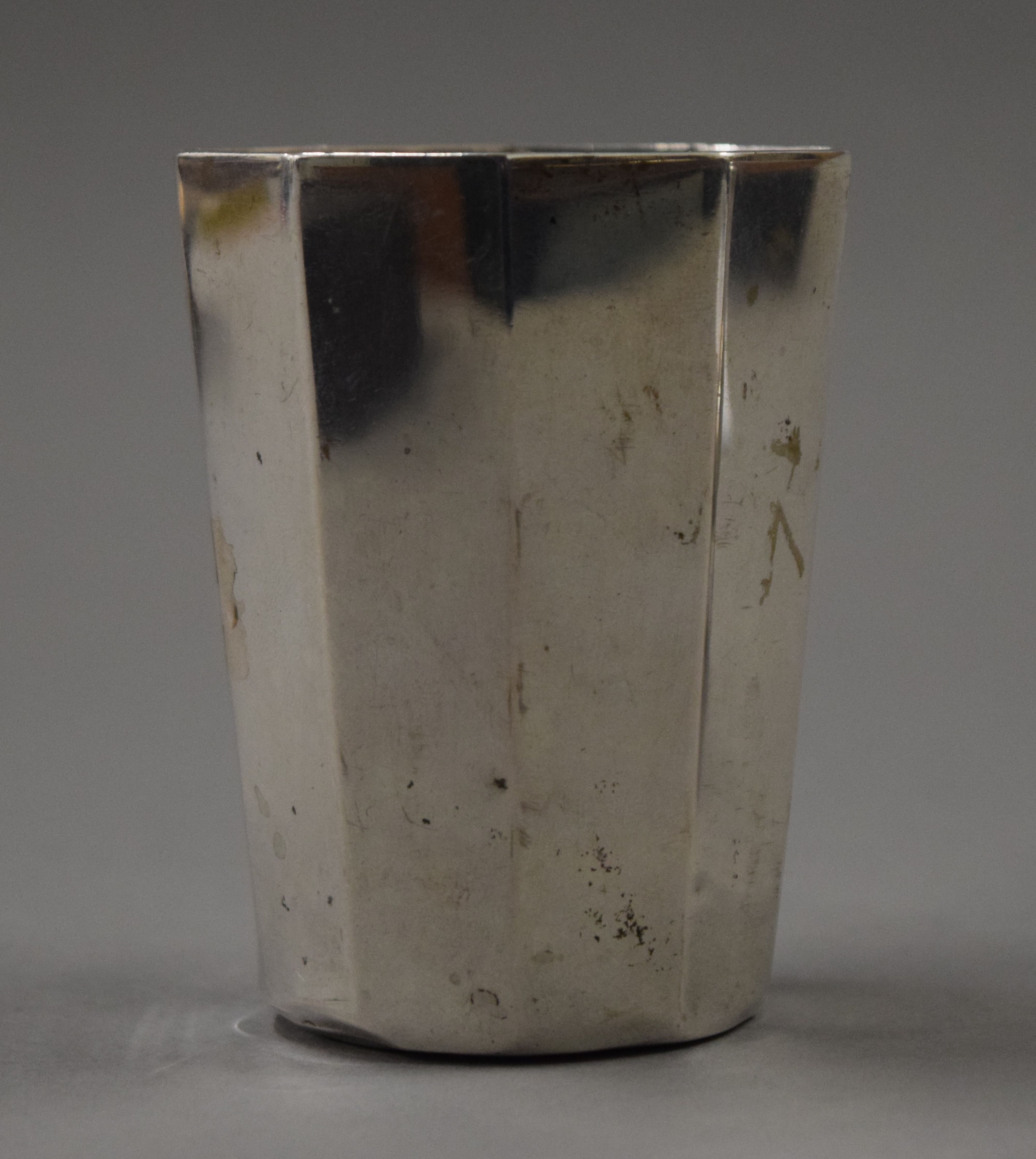 A silver mustard pot and an 835 silver beaker. The latter 8 cm high. 173.2 grammes. - Image 3 of 9