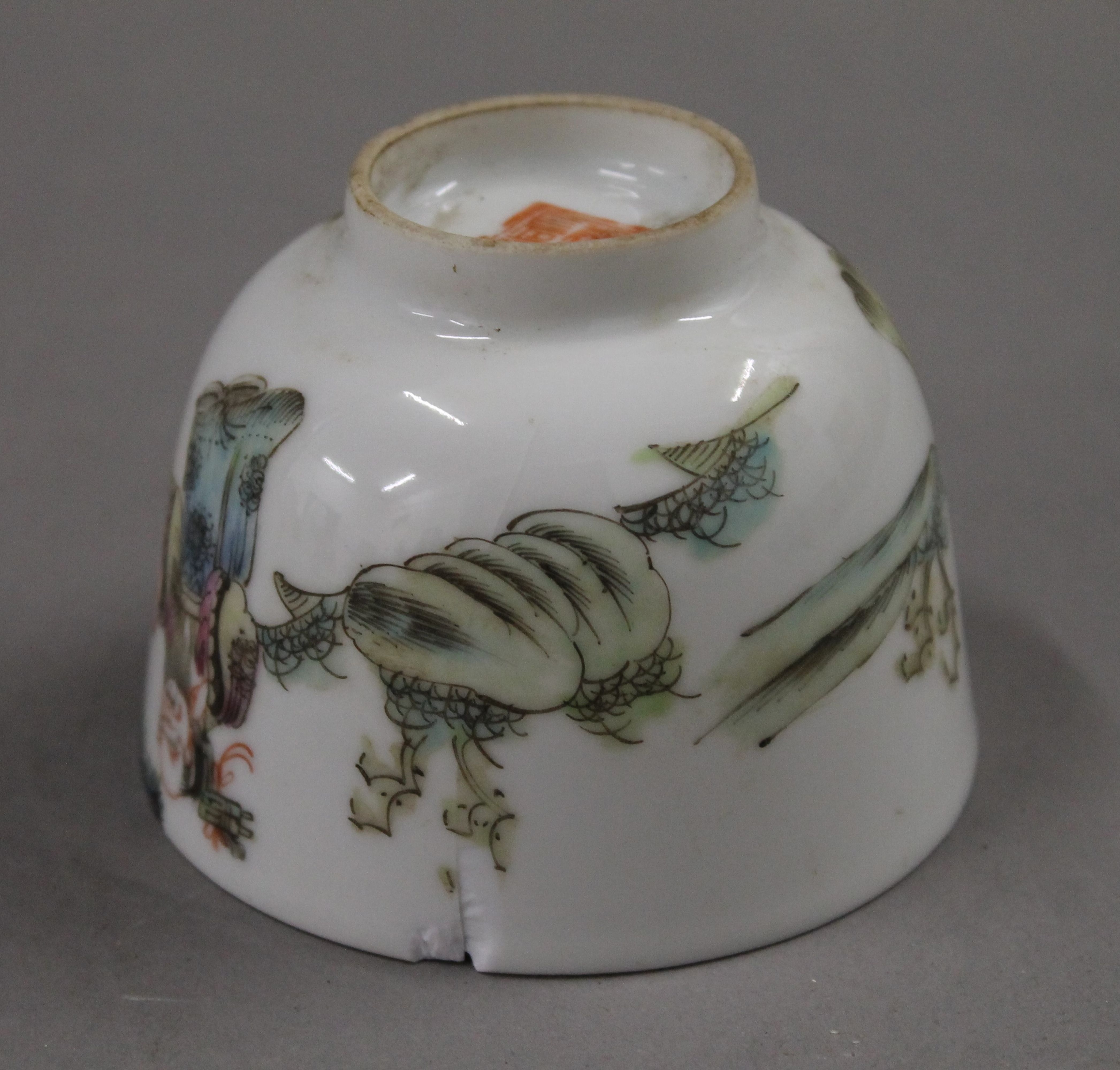 A Chinese porcelain tea bowl. 8.25 cm diameter. - Image 4 of 9