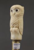 A walking stick with a carved bone handle formed as an owl. 90 cm long.