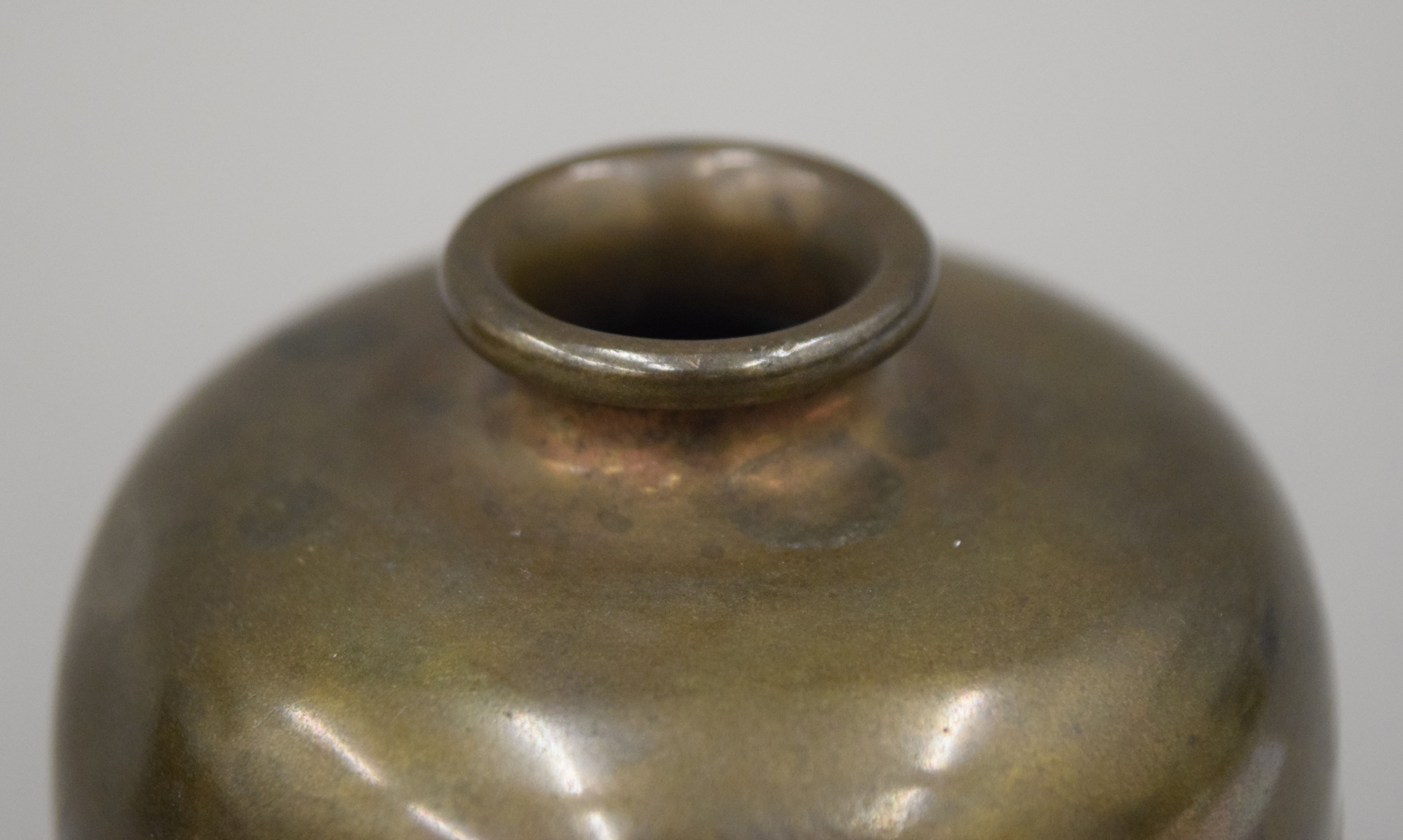 A Meiji Period Japanese gold inlaid bronze vase. 11 cm high. - Image 3 of 4