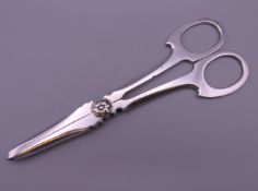 A pair of 800 silver grape scissors. 14 cm long.