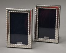 A pair of small silver photograph frames. 10 x 15 cm.