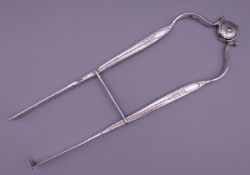 A pair of George III silver asparagus tongs. 25.5 cm long. 146.1 grammes.