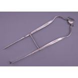 A pair of George III silver asparagus tongs. 25.5 cm long. 146.1 grammes.