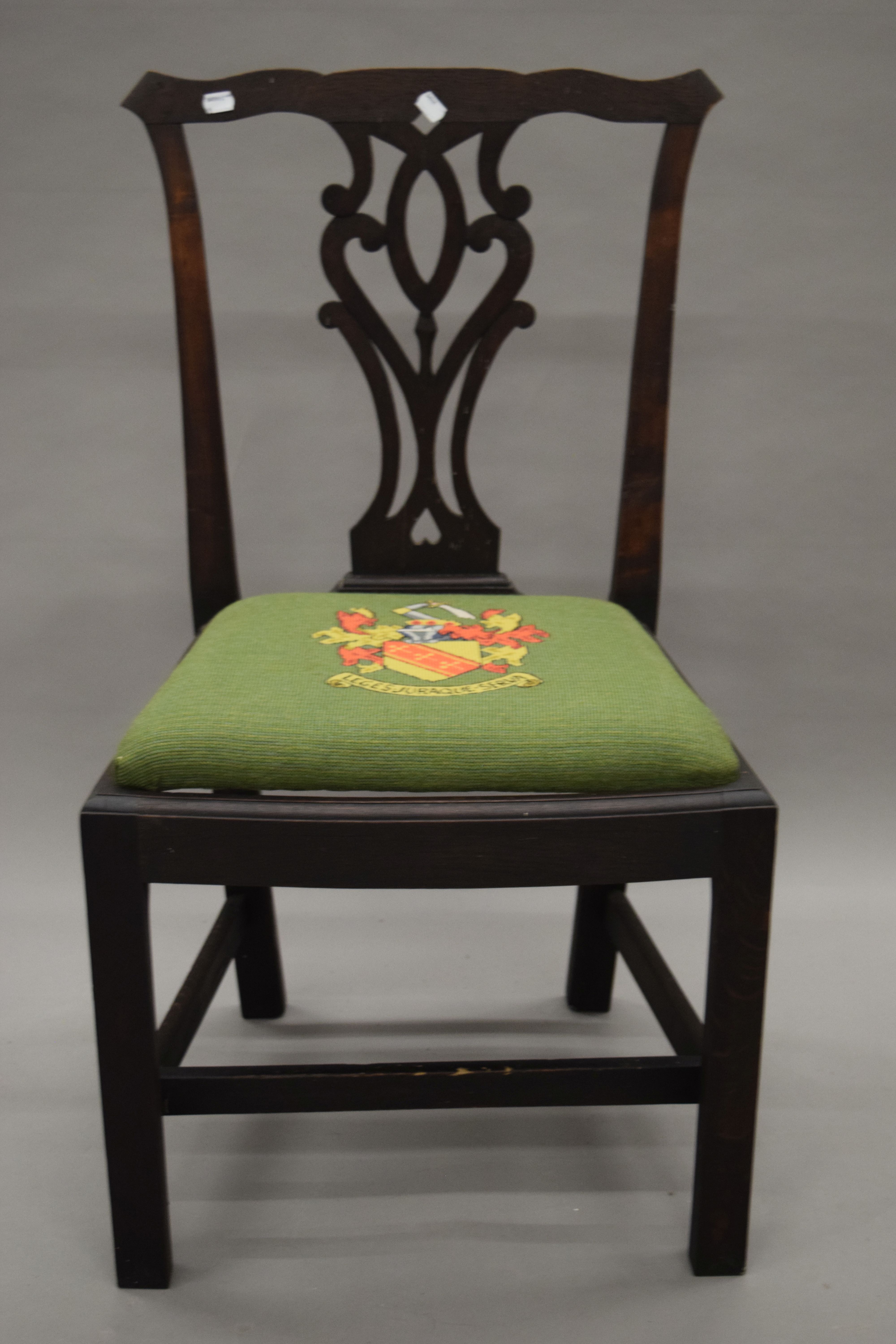 A set of eight oak Hepplewhite style dining chairs. The carvers each 64 cm wide. - Image 8 of 10
