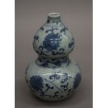 A Chinese blue and white porcelain double gourd vase. 17.5 cm high.