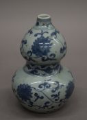 A Chinese blue and white porcelain double gourd vase. 17.5 cm high.