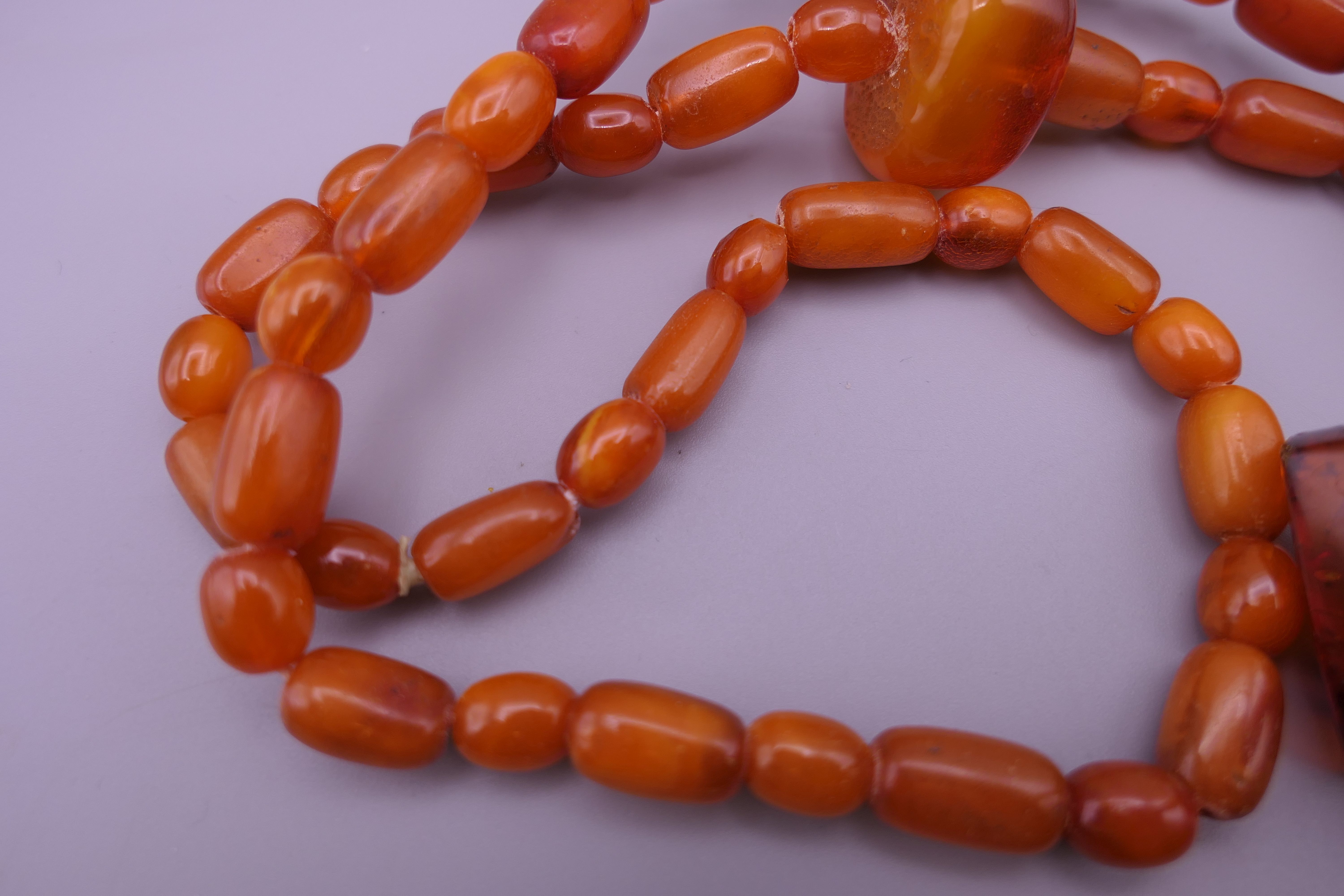 An amber necklace. 74 cm long. - Image 4 of 4