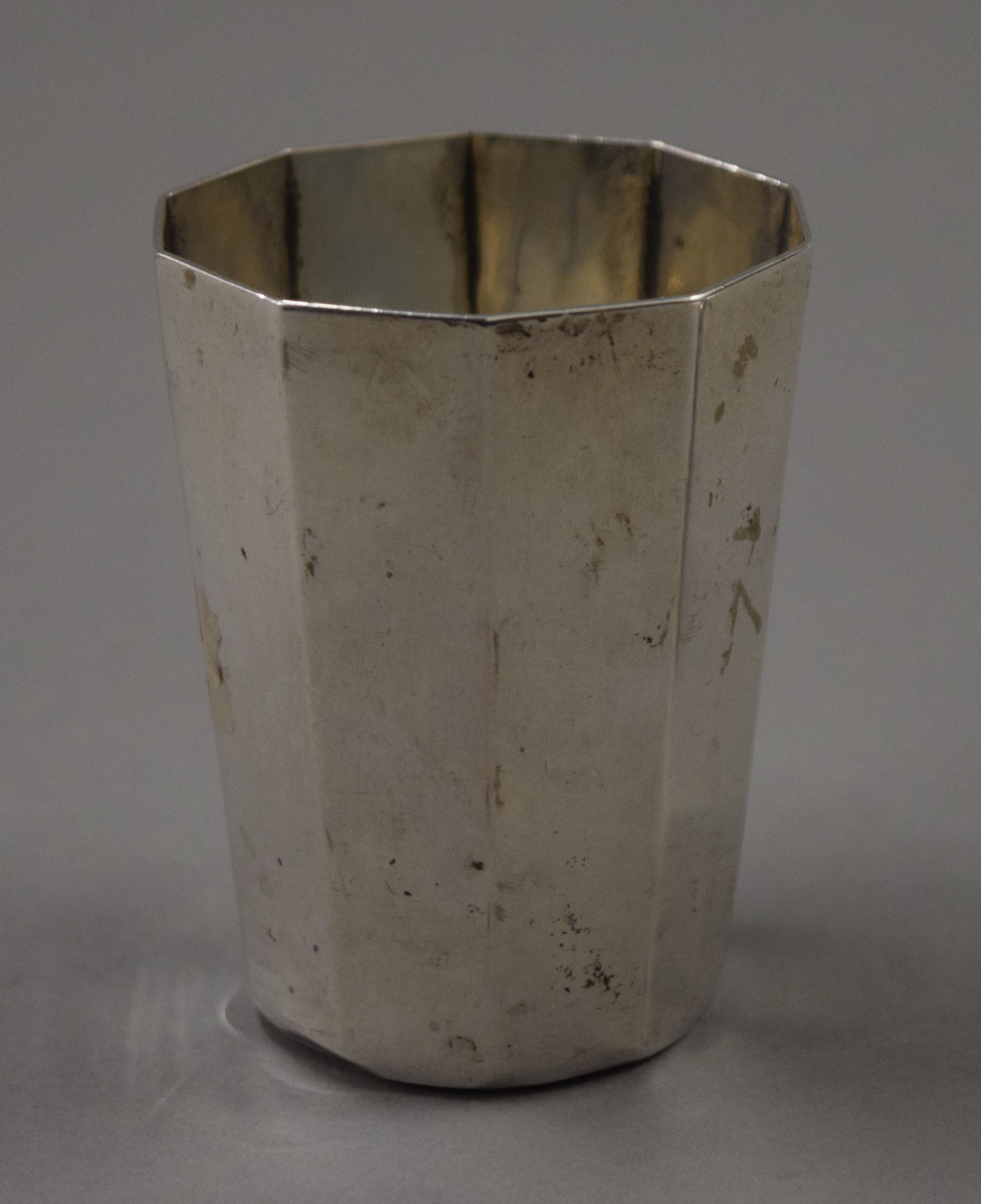 A silver mustard pot and an 835 silver beaker. The latter 8 cm high. 173.2 grammes. - Image 2 of 9