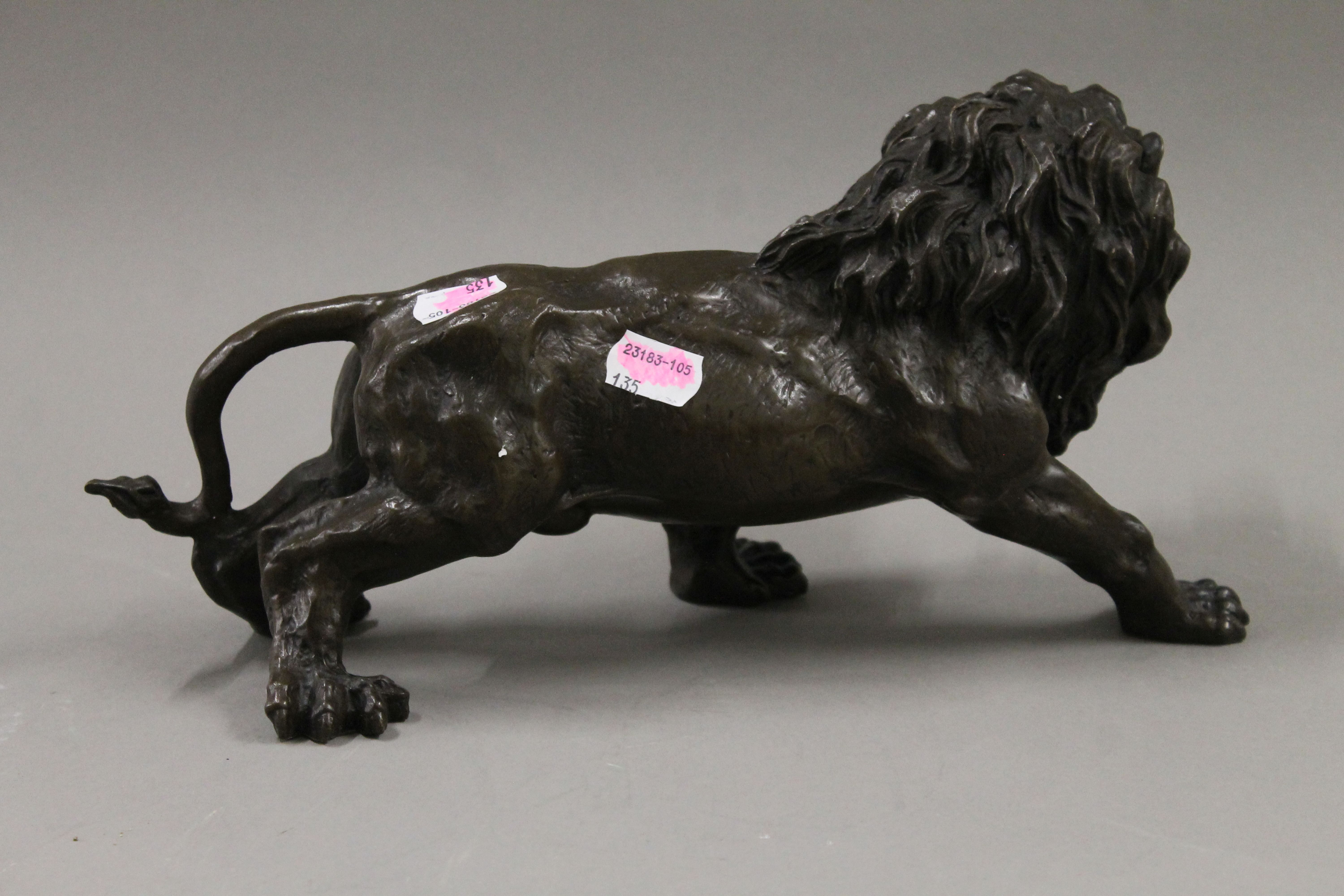 A bronze model of a lion. 32 cm long. - Image 4 of 4