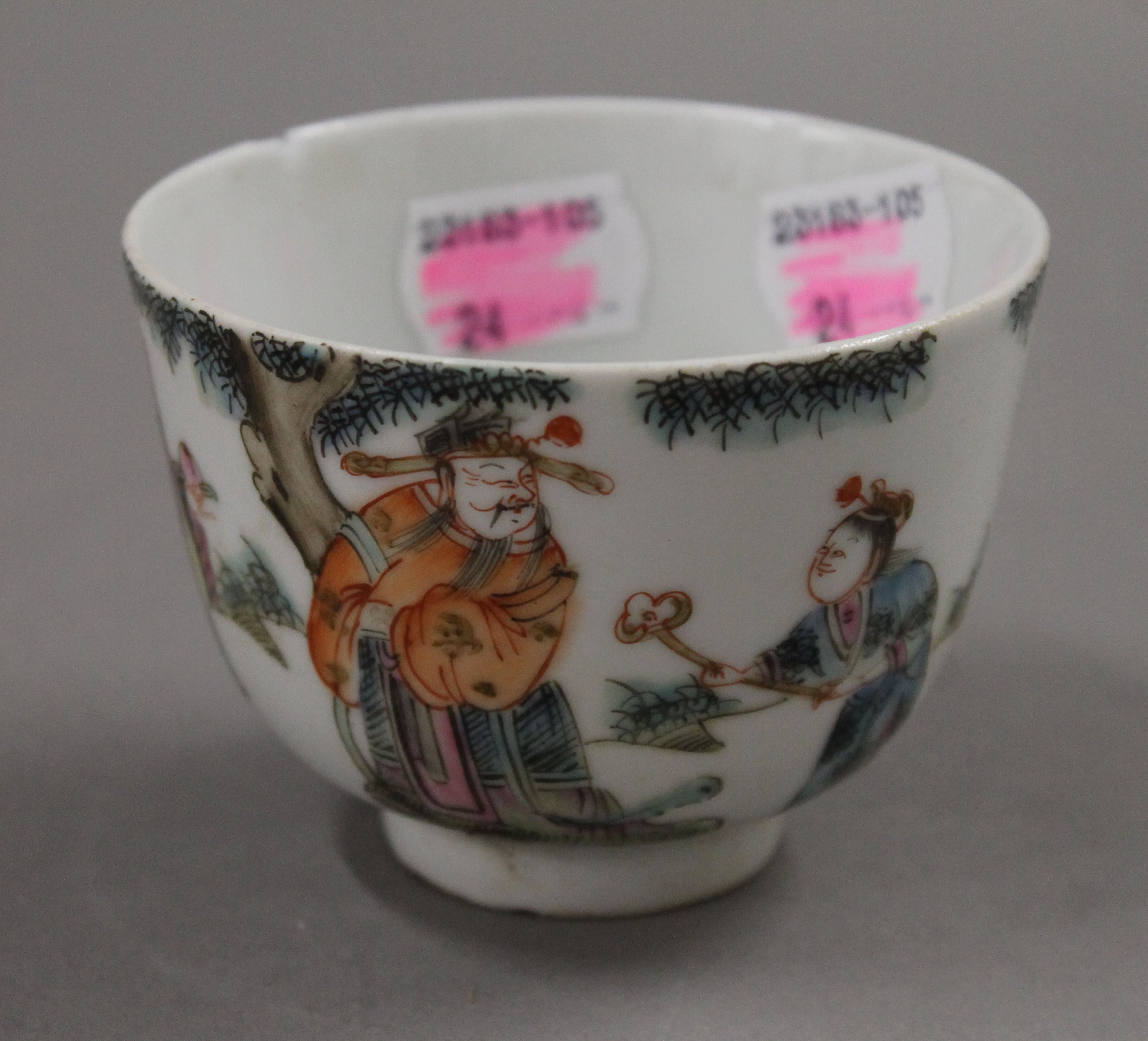 A Chinese porcelain tea bowl. 8.25 cm diameter. - Image 2 of 9