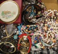 A quantity of costume jewellery.