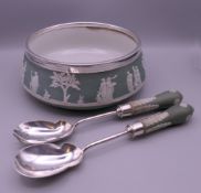 A silver plate mounted Wedgwood bowl and a pair of servers. Servers 27.5 cm long. Bowl 9.