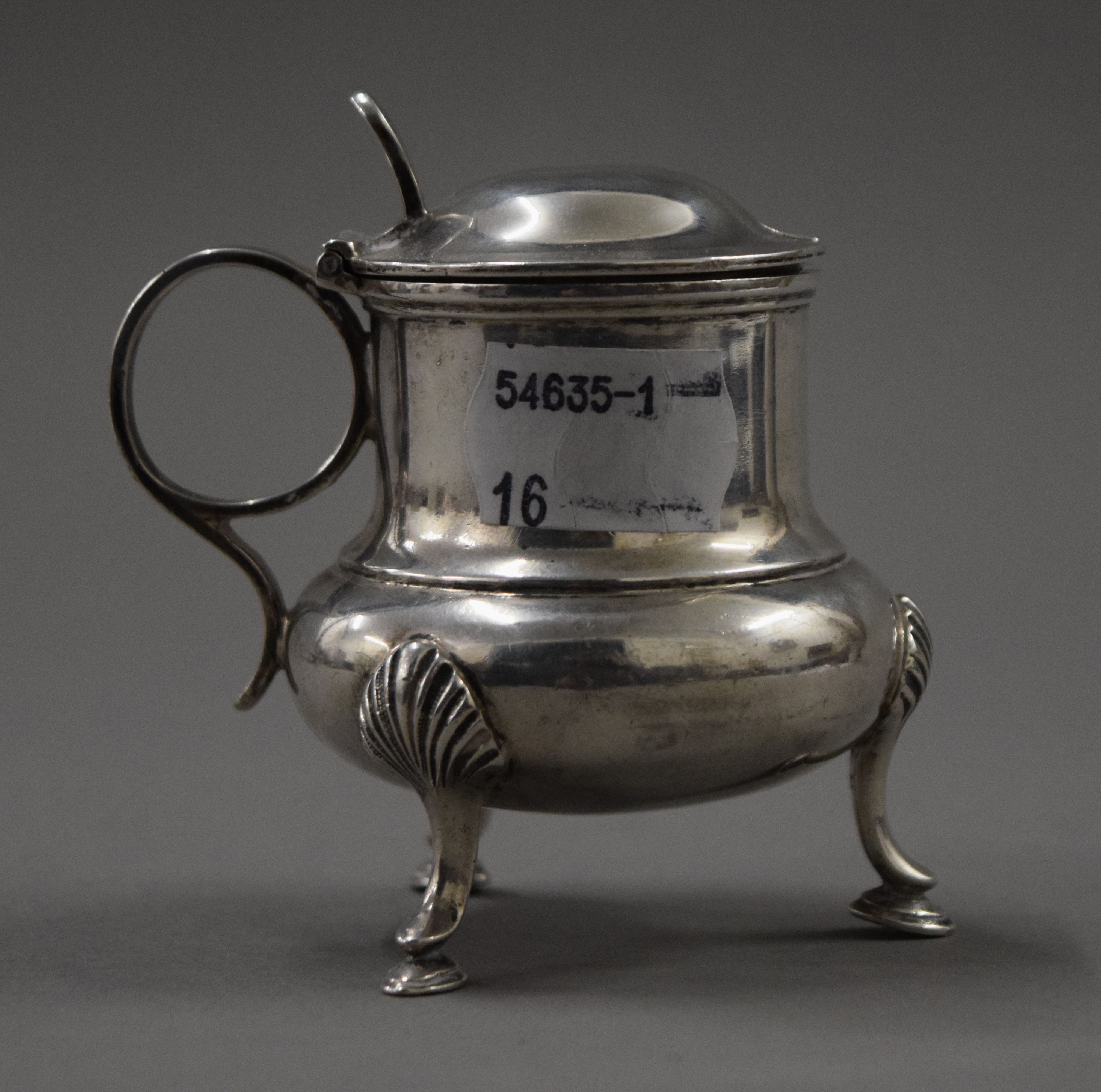 A silver mustard pot and an 835 silver beaker. The latter 8 cm high. 173.2 grammes. - Image 6 of 9