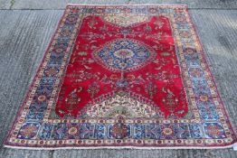 A Tabriz carpet. 270 x 195 cm.