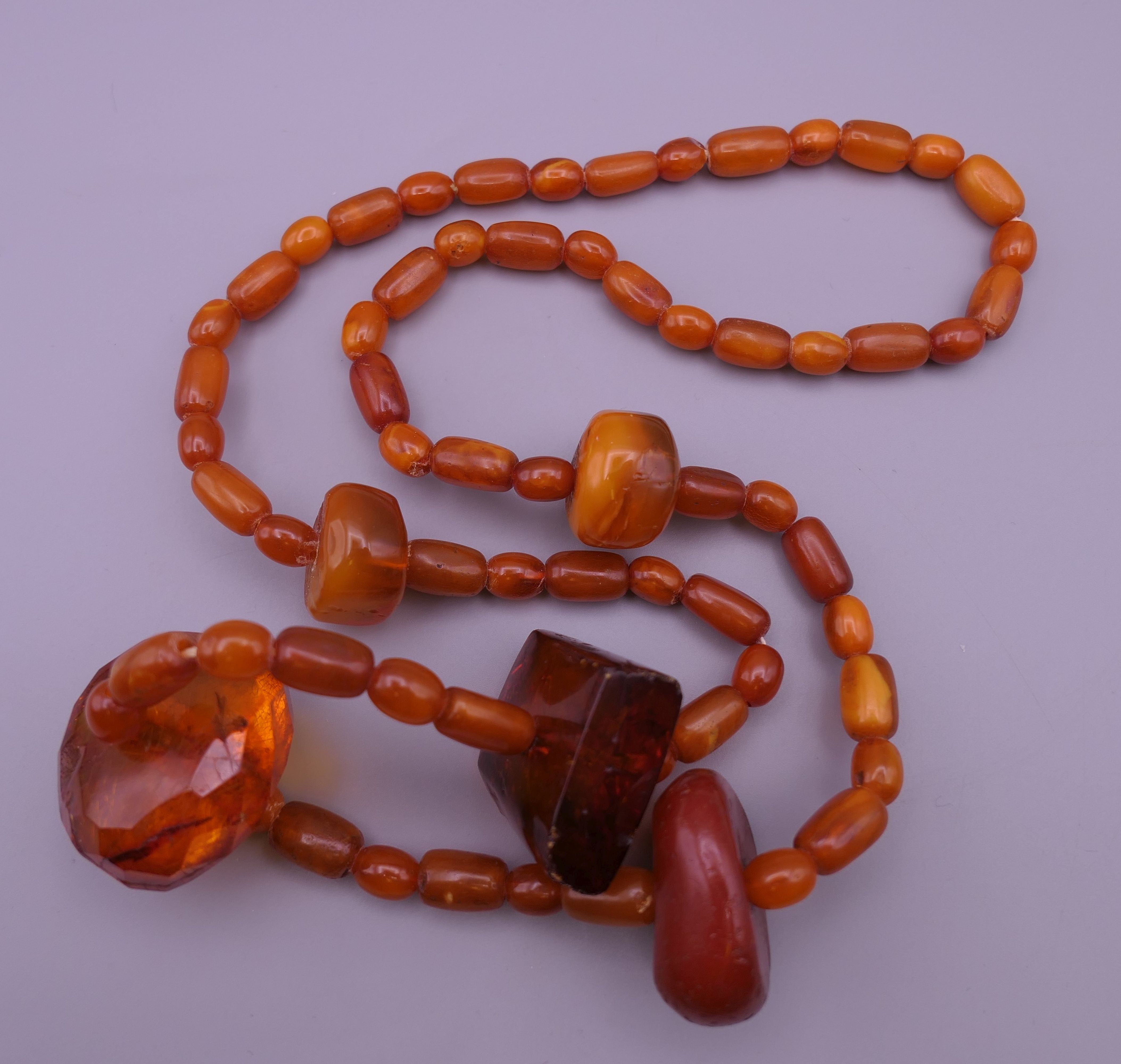An amber necklace. 74 cm long. - Image 2 of 4