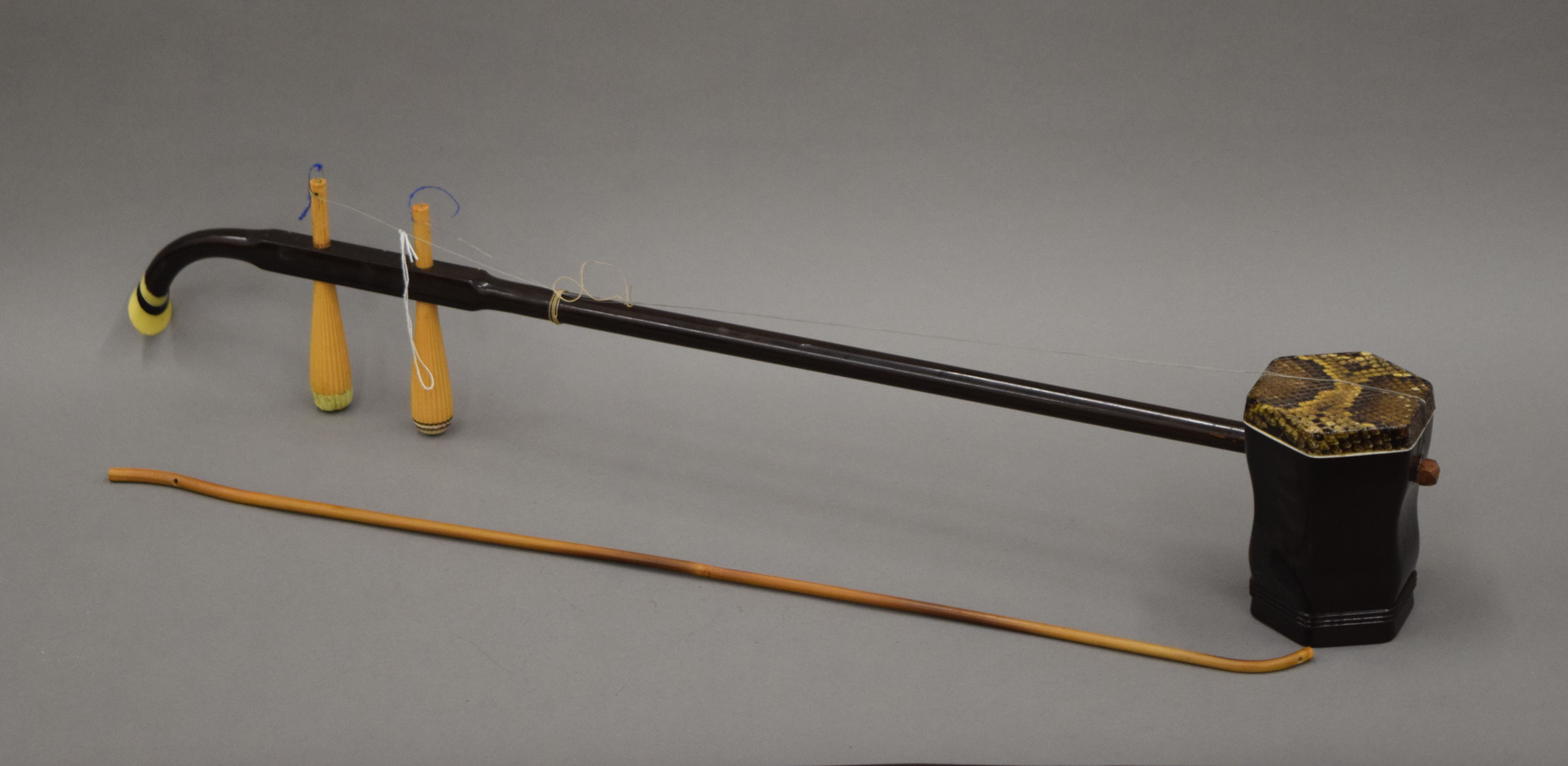A Chinese string instrument. 80 cm long. - Image 2 of 6