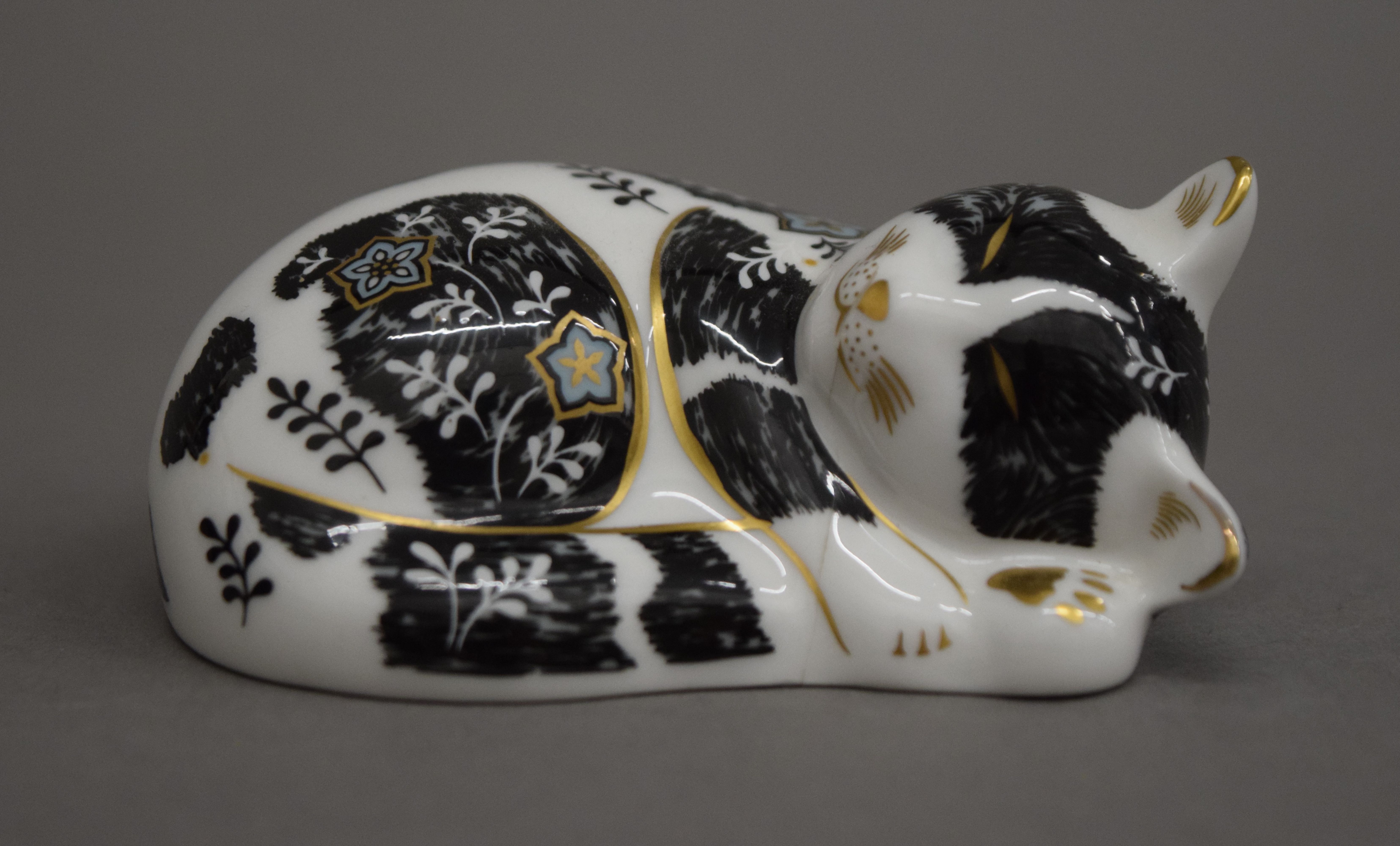 A collection of Royal Crown Derby cat form paperweights. The largest 13 cm high. - Image 8 of 8
