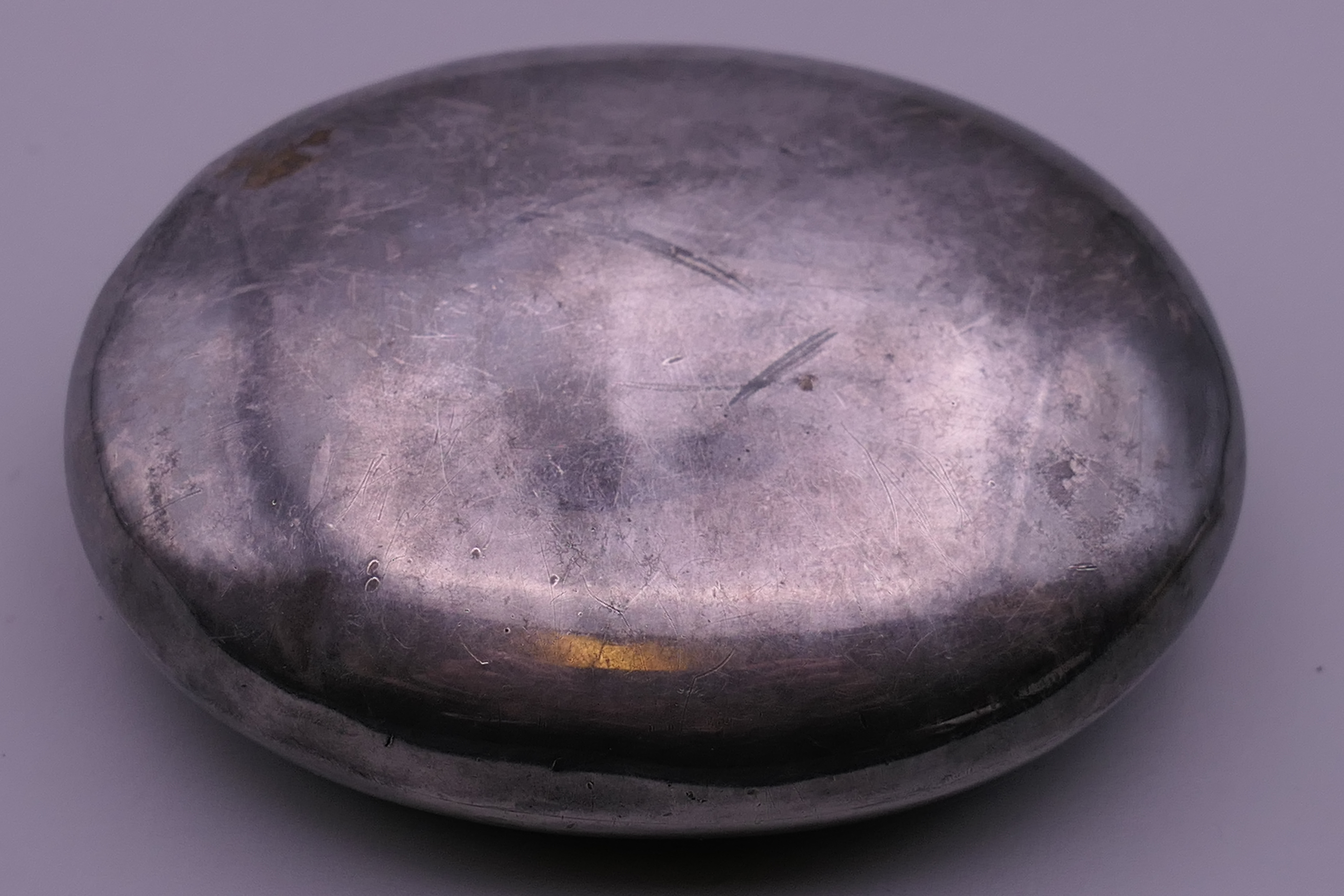 An oval silver snuff box. 9 cm wide. 91.8 grammes. - Image 6 of 7